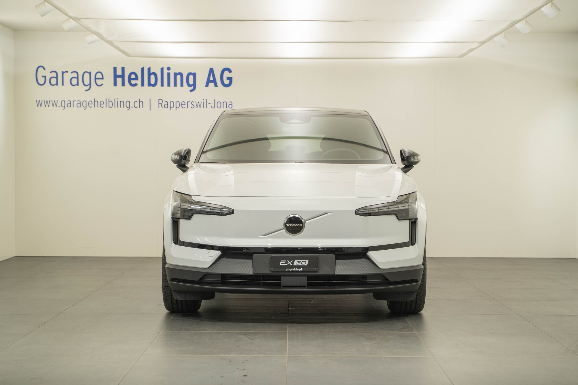 VOLVO EX30 E60 Plus-showroom-element-1