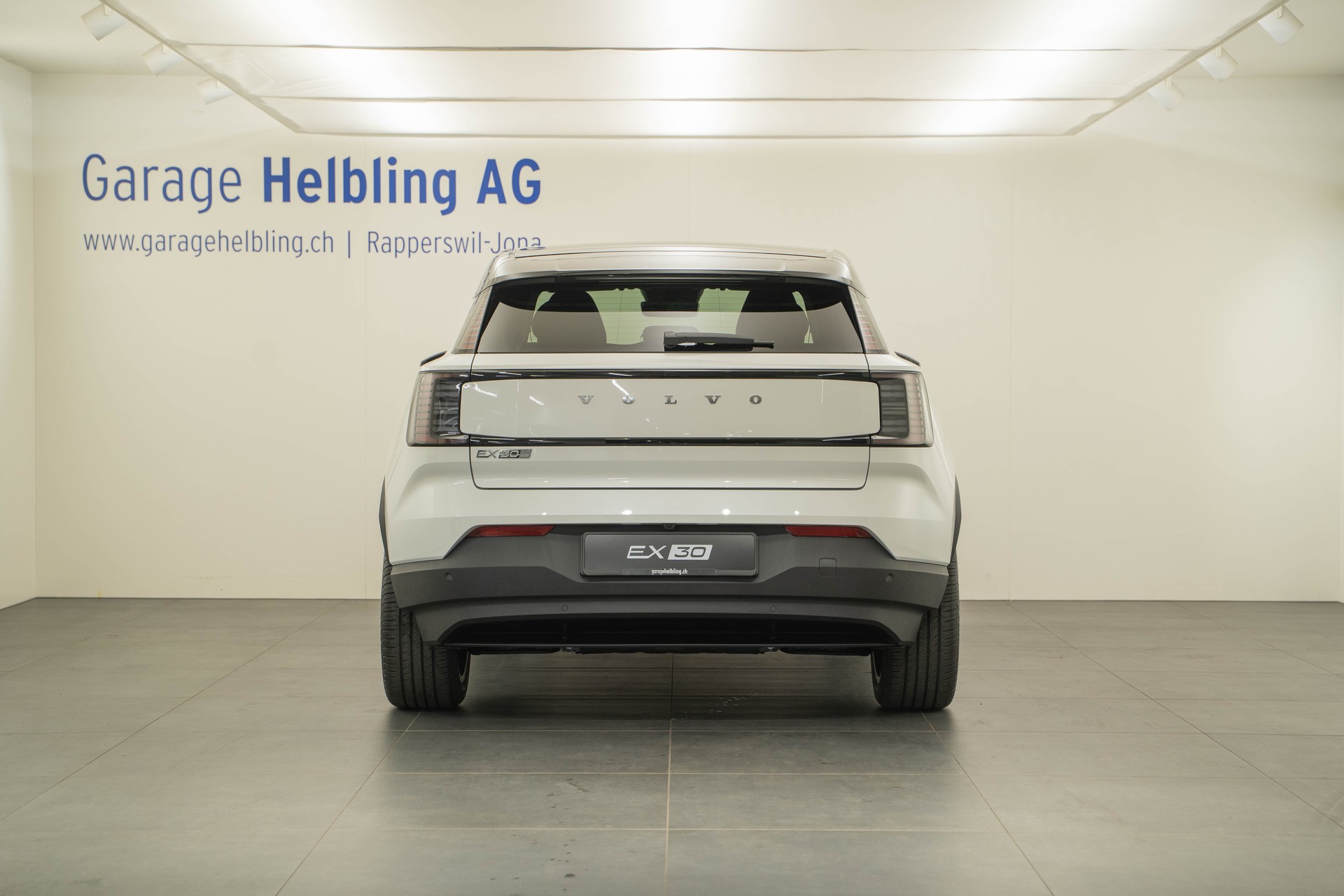 VOLVO EX30 E60 Plus-showroom-element-3