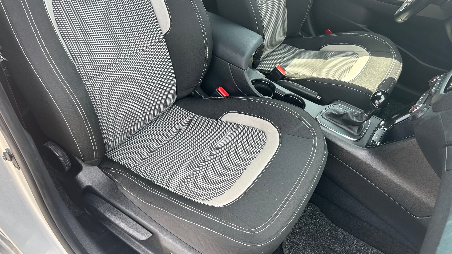 KIA Cee'd Sportswagon 1.6 CRDi Swiss Champion DCT-image-14