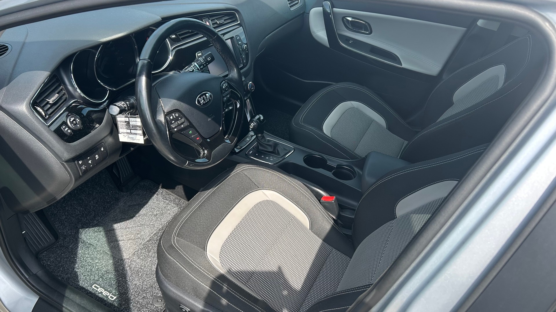 KIA Cee'd Sportswagon 1.6 CRDi Swiss Champion DCT-showroom-element-1