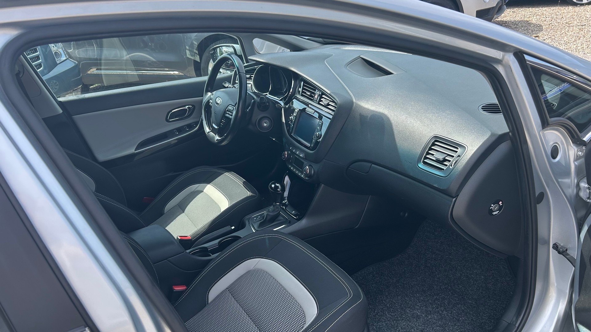 KIA Cee'd Sportswagon 1.6 CRDi Swiss Champion DCT-image-11