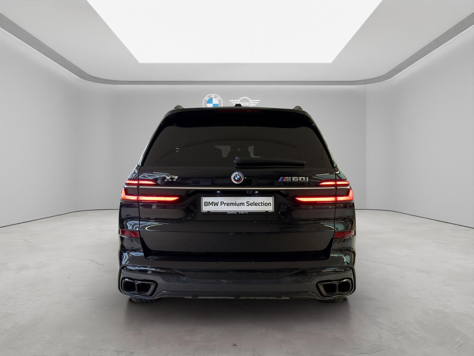 BMW X7 M60i-showroom-element-3