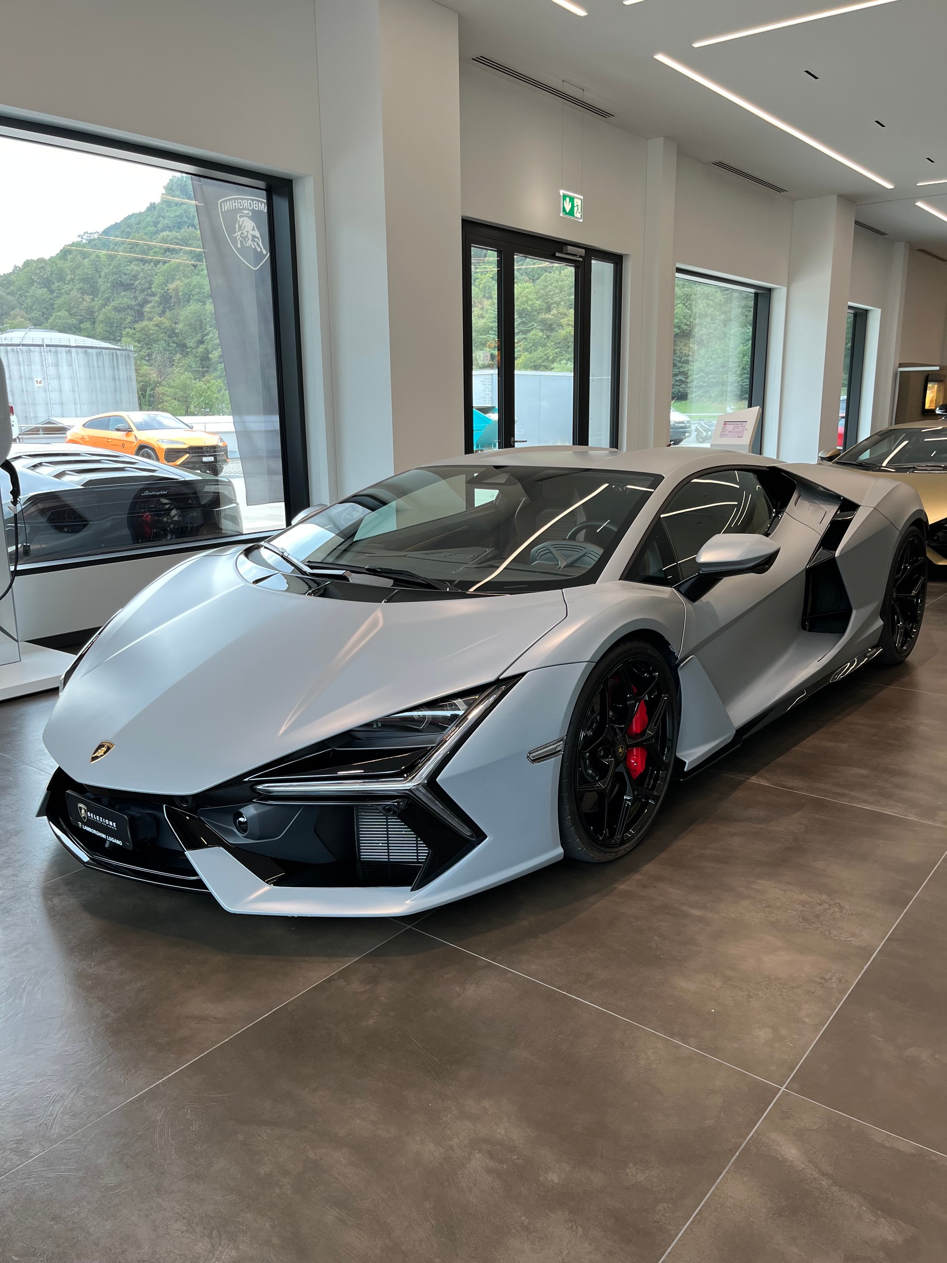 LAMBORGHINI Revuelto MY24 Selezione Certified Pre-Owned Certifications: 150-point check list Lamborghini Lugano-showroom-element-1