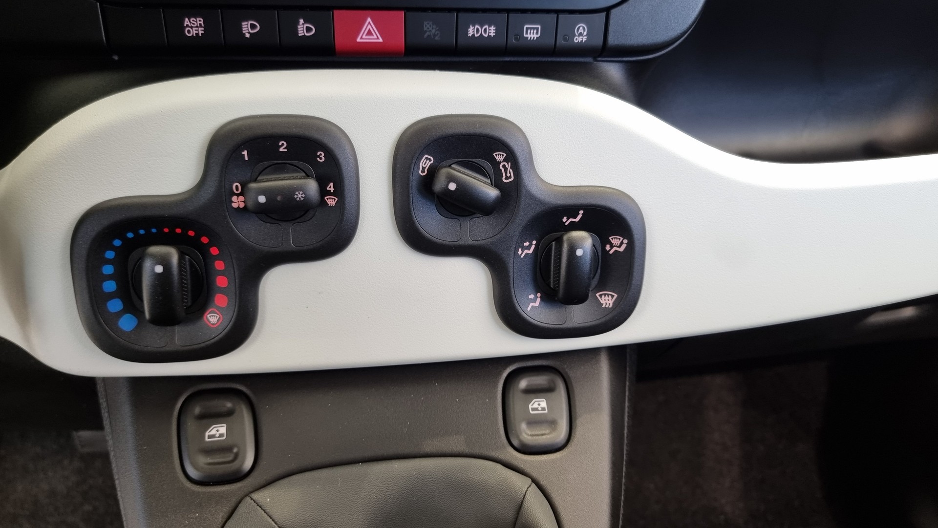 FIAT Panda 1.0 Hybrid Cross-image-13