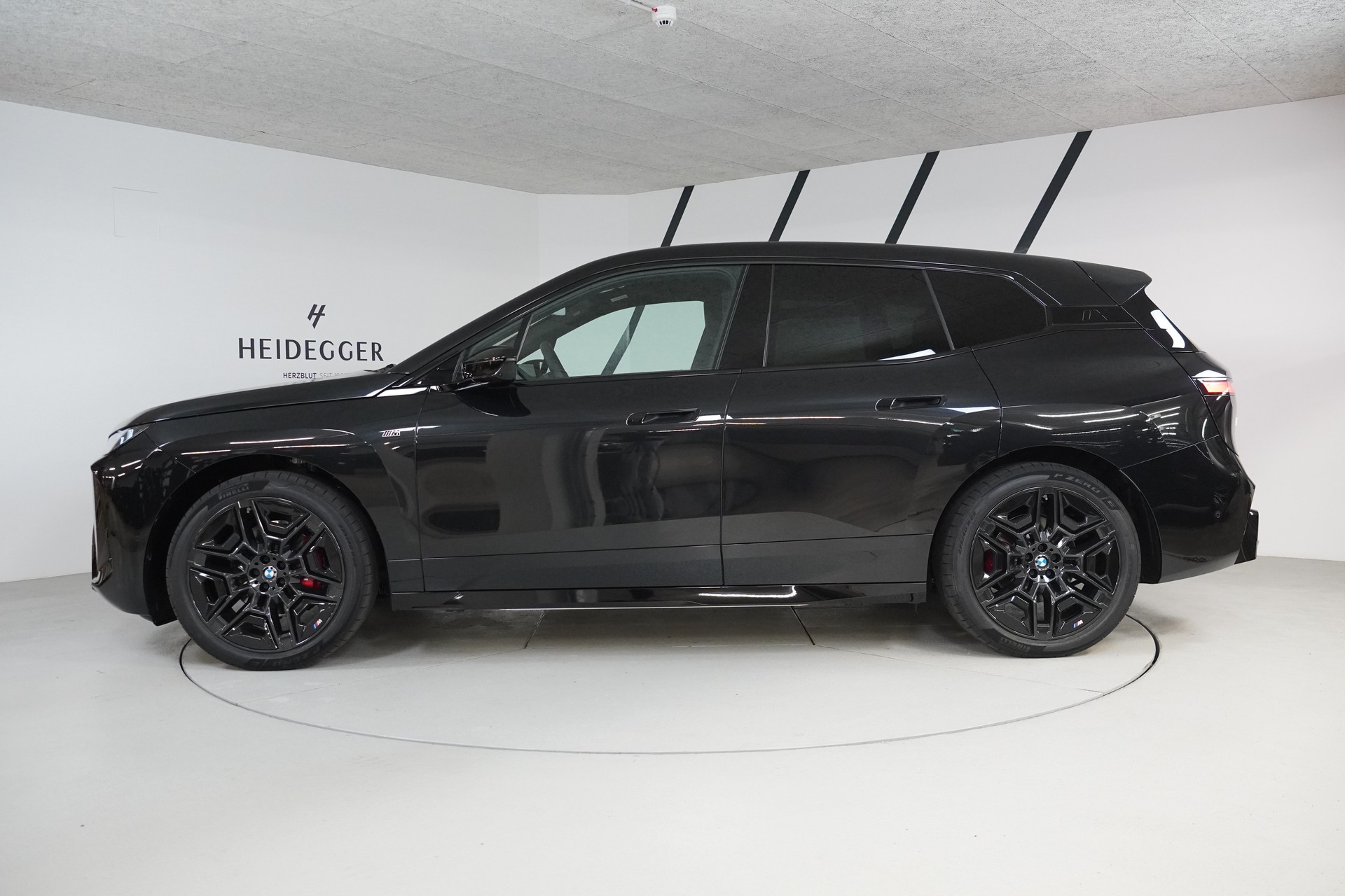 BMW iX M70 xDrive-showroom-element-3