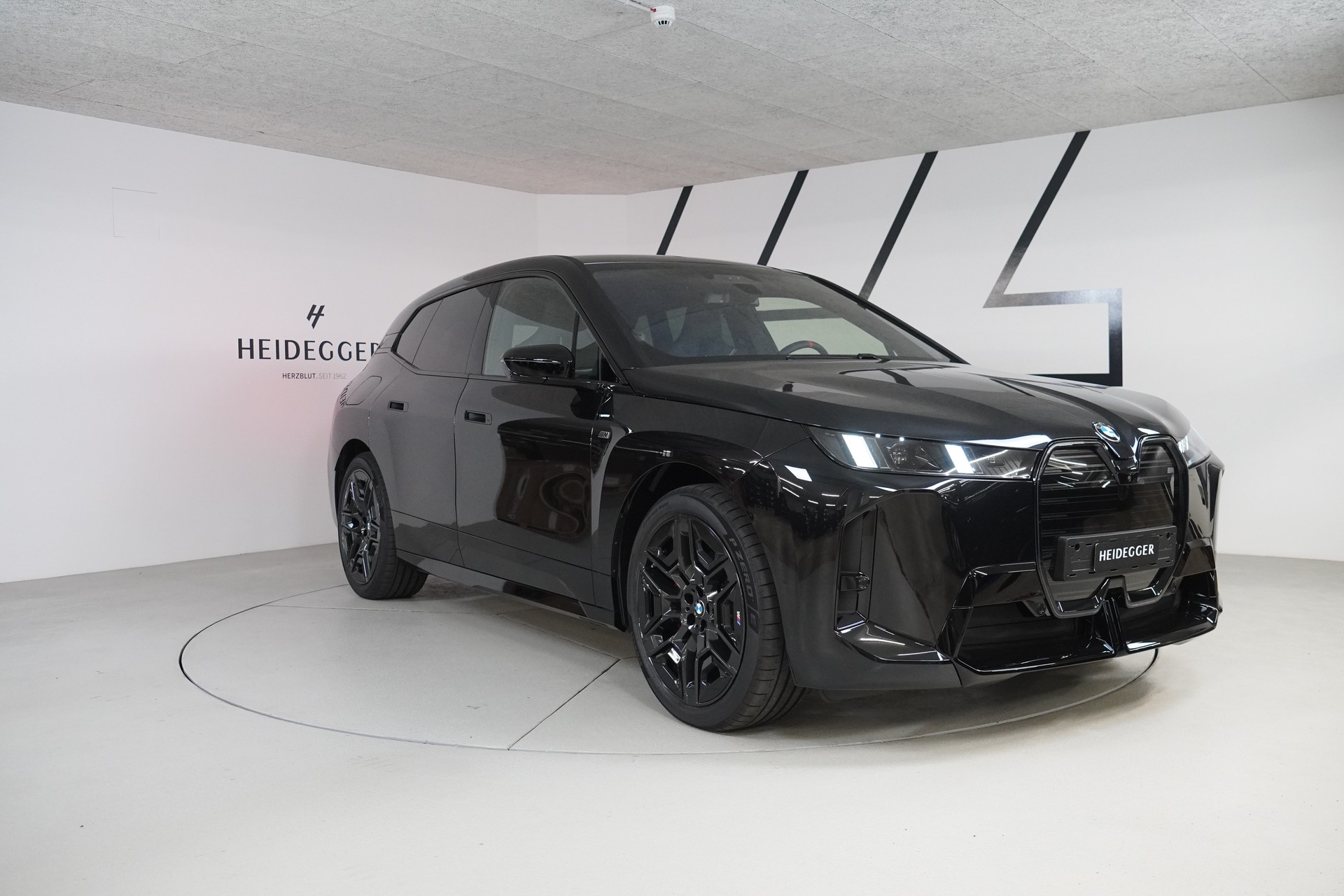 BMW iX M70 xDrive-showroom-element-2