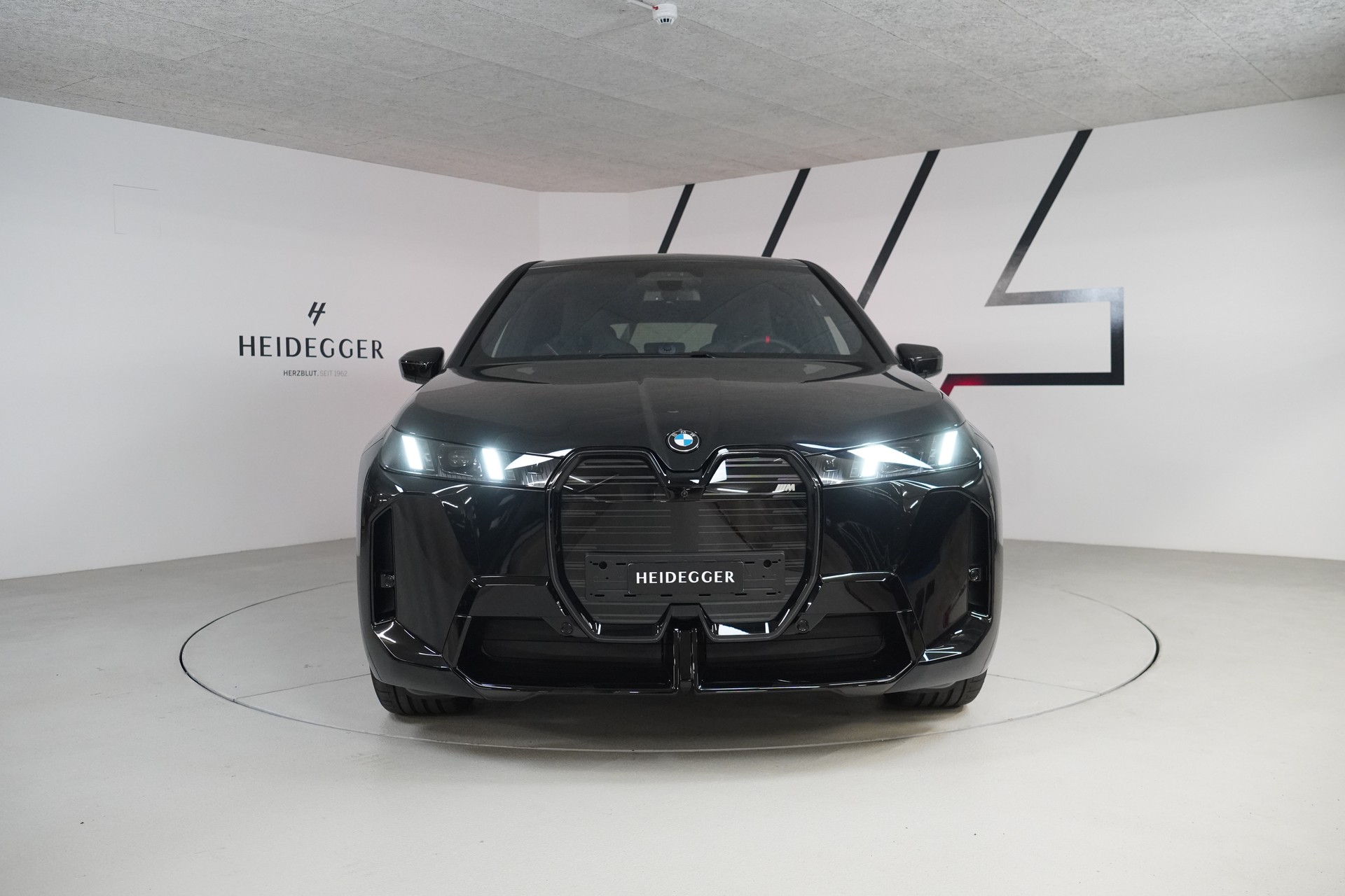 BMW iX M70 xDrive-showroom-element-1