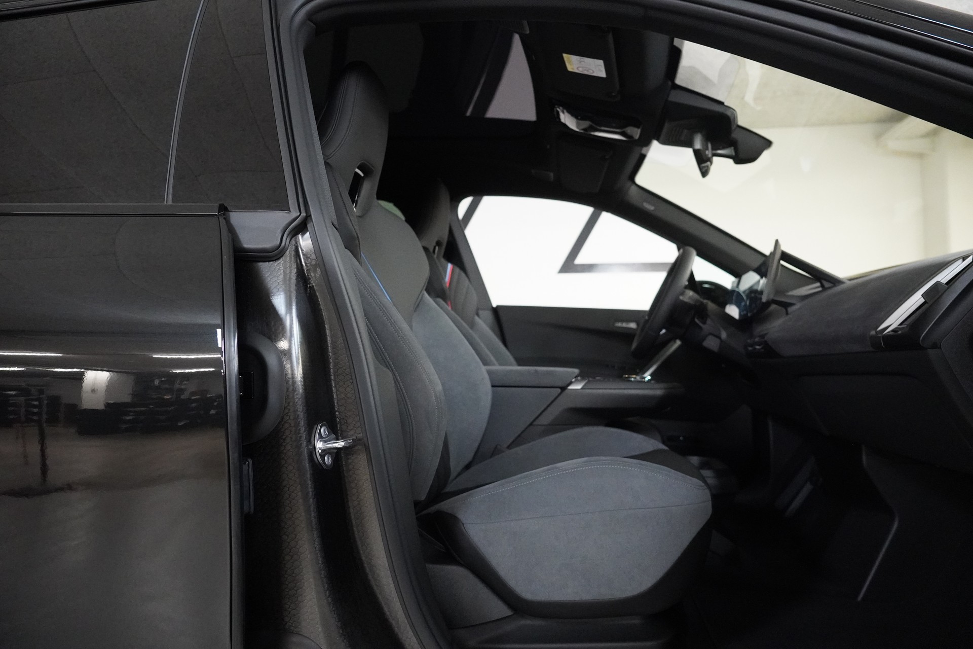 BMW iX M70 xDrive-image-13