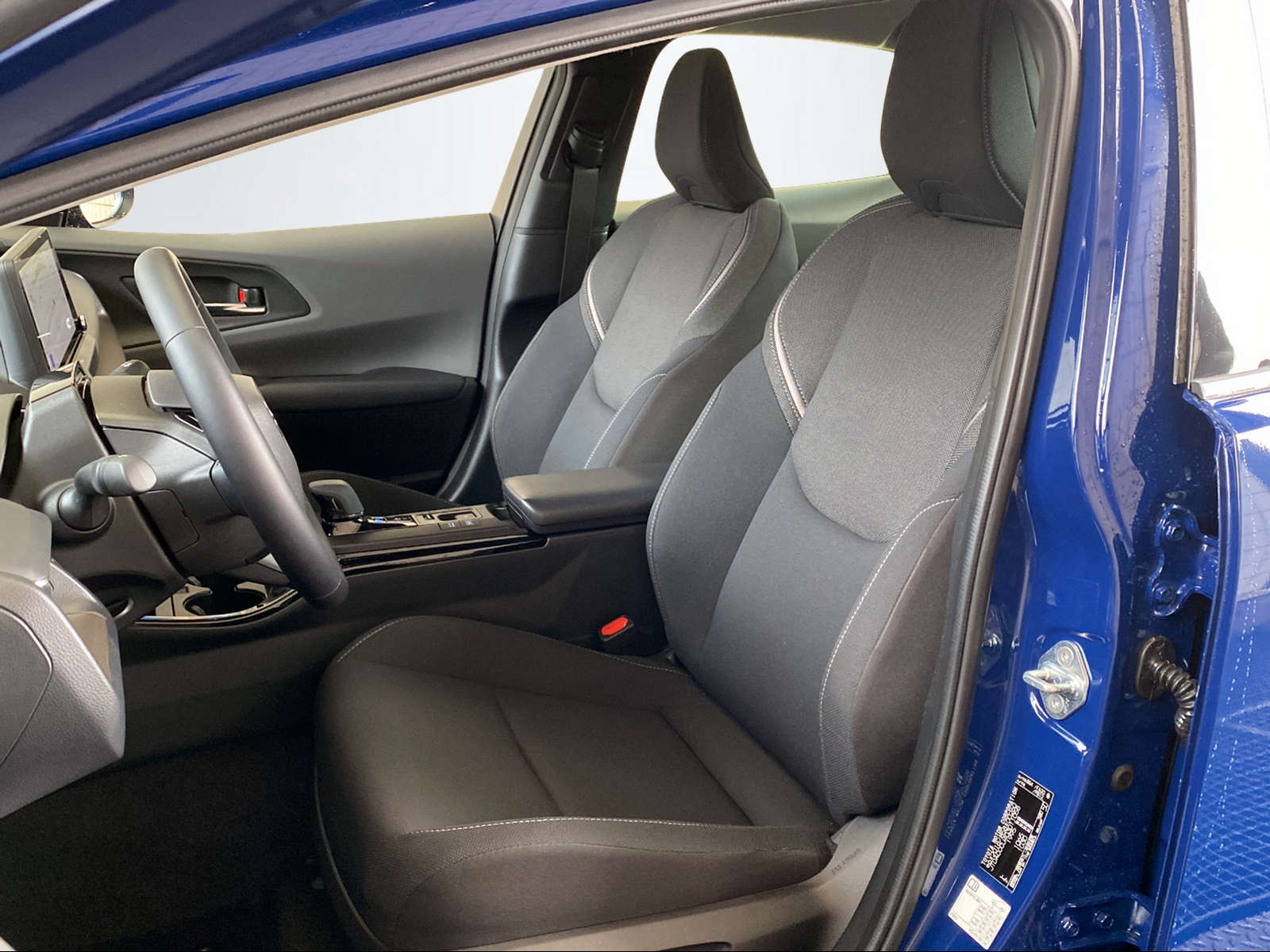 TOYOTA Prius 2.0 Plug-In-Hybrid Style-image-14