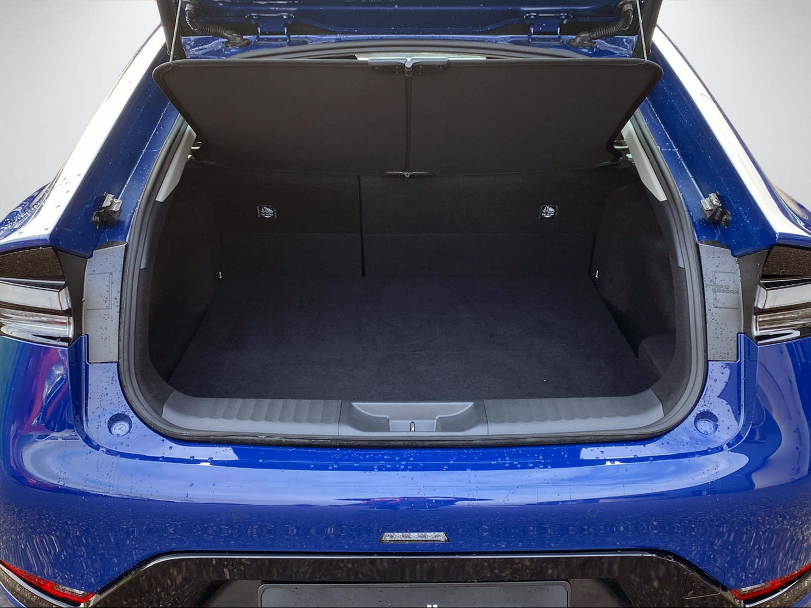 TOYOTA Prius 2.0 Plug-In-Hybrid Style-image-5