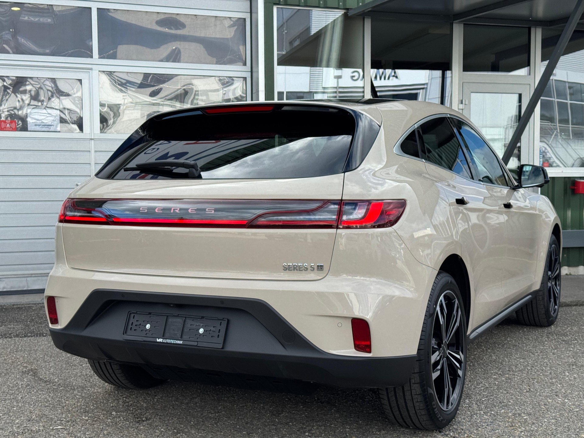 SERES 5 AWD-image-4