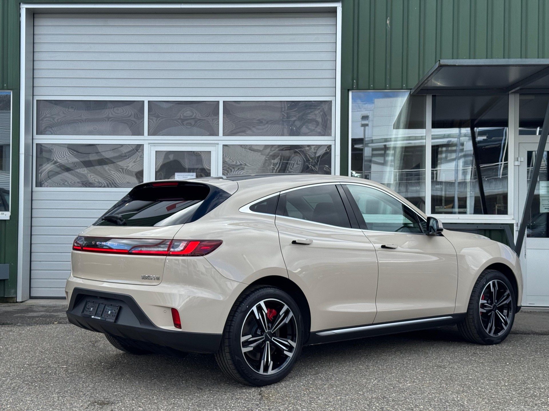SERES 5 AWD-showroom-element-3