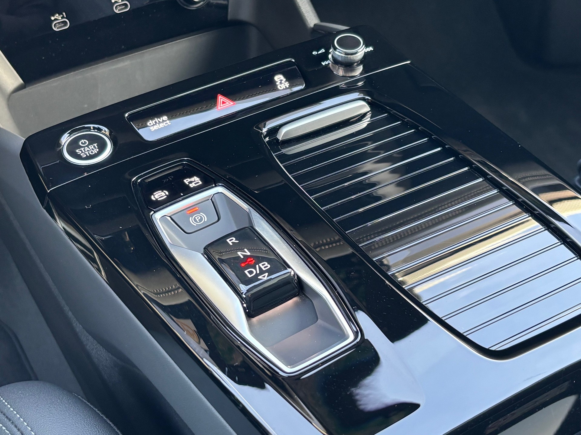AUDI A6 Avant e-tron quattro S-Line-image-7