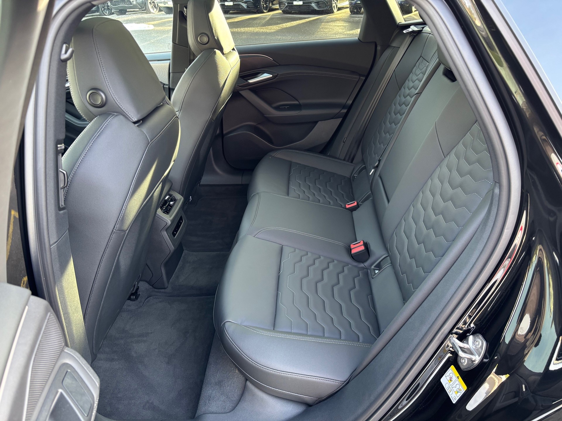 AUDI A6 Avant e-tron quattro S-Line-image-12