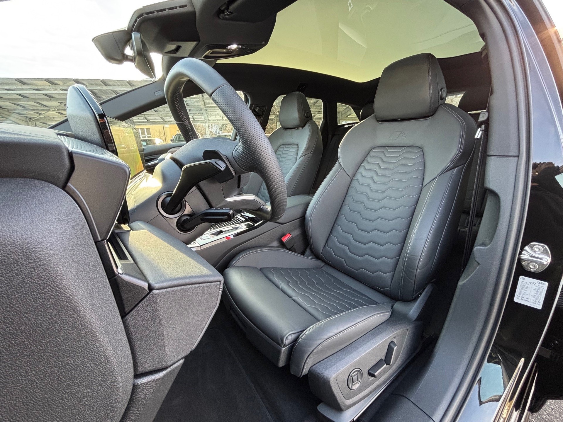 AUDI A6 Avant e-tron quattro S-Line-image-9