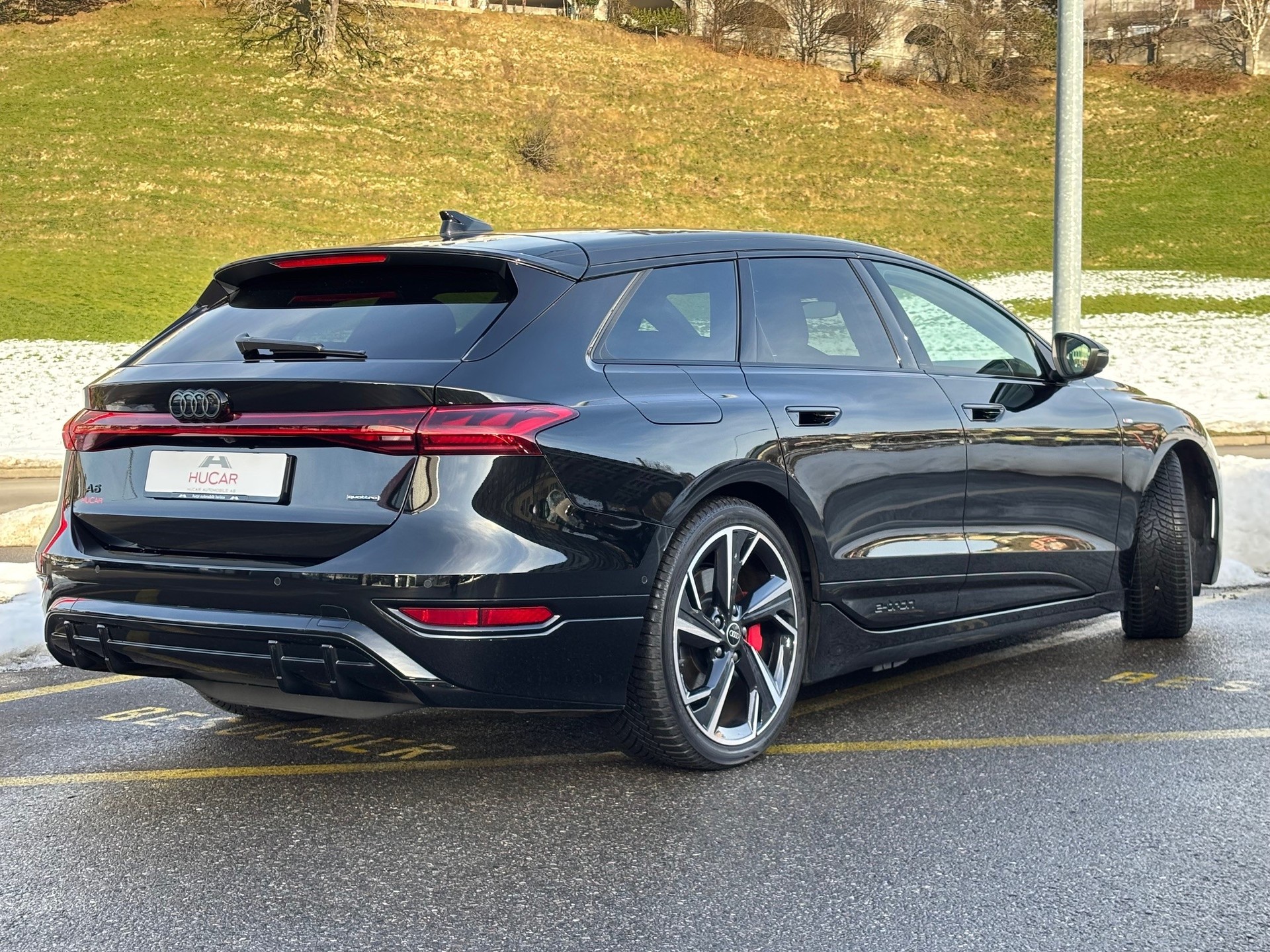 AUDI A6 Avant e-tron quattro S-Line-image-2