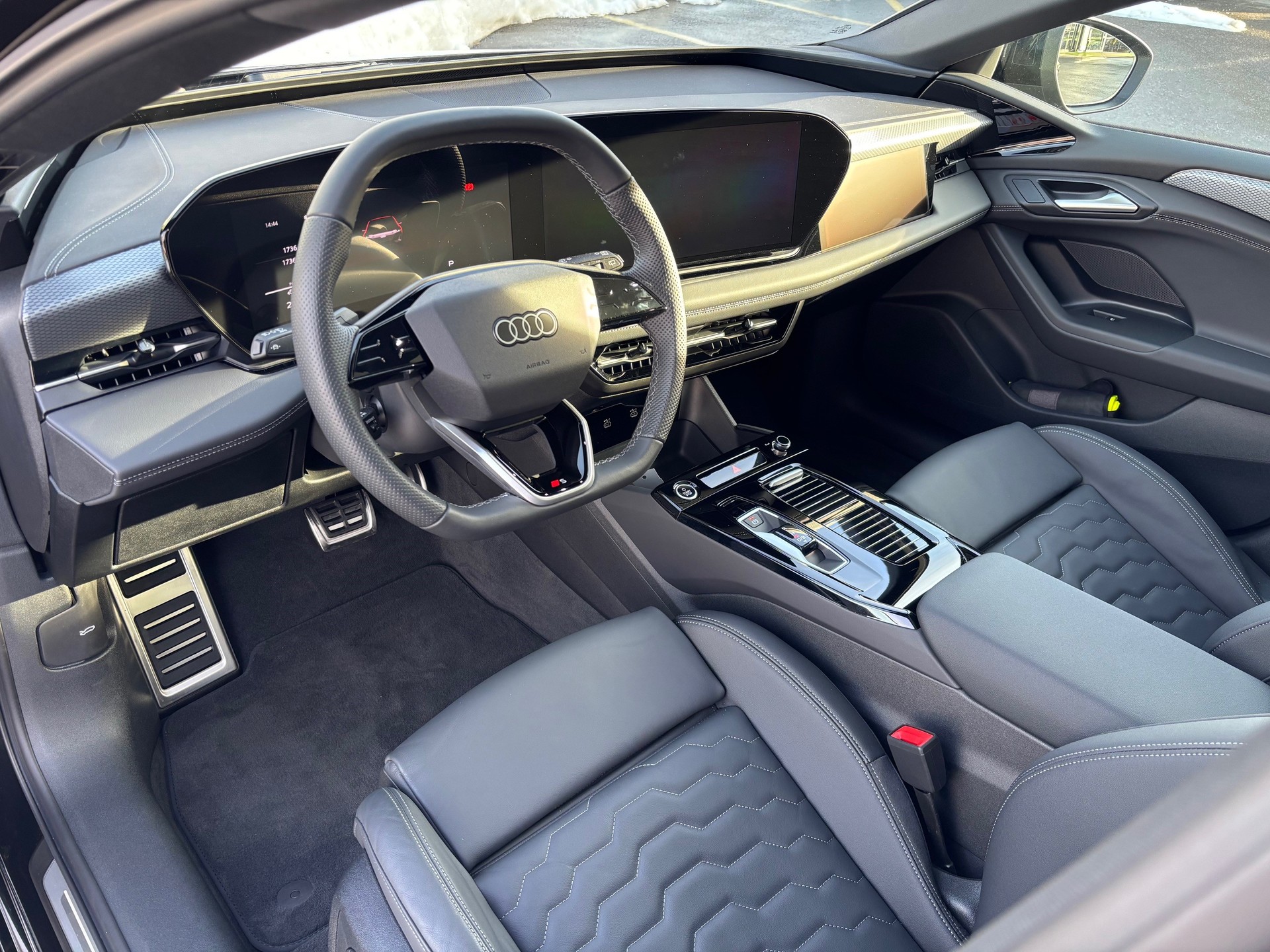 AUDI A6 Avant e-tron quattro S-Line-image-8