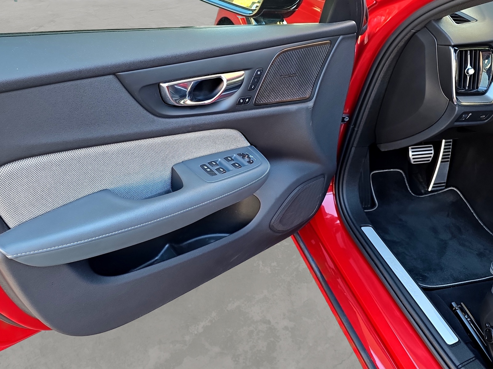 VOLVO S60 2.0 T5 R-Design AWD-image-11