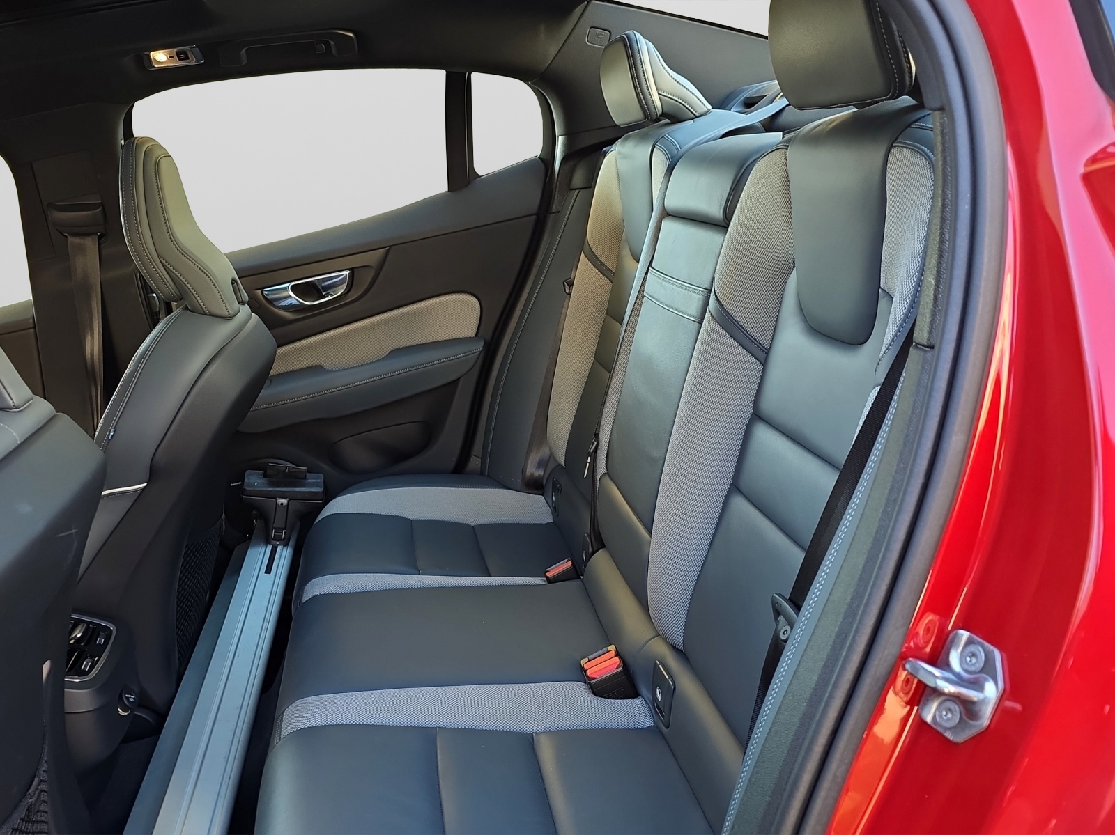 VOLVO S60 2.0 T5 R-Design AWD-image-12