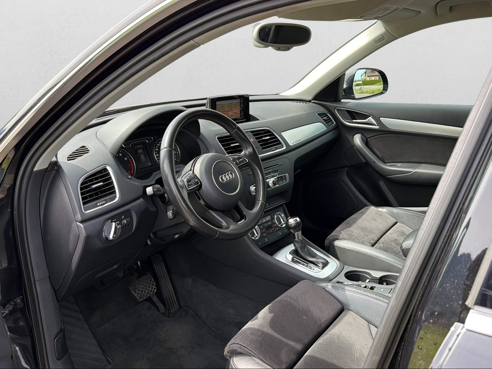 AUDI Q3 2.0 TFSI quattro S-tronic-image-10