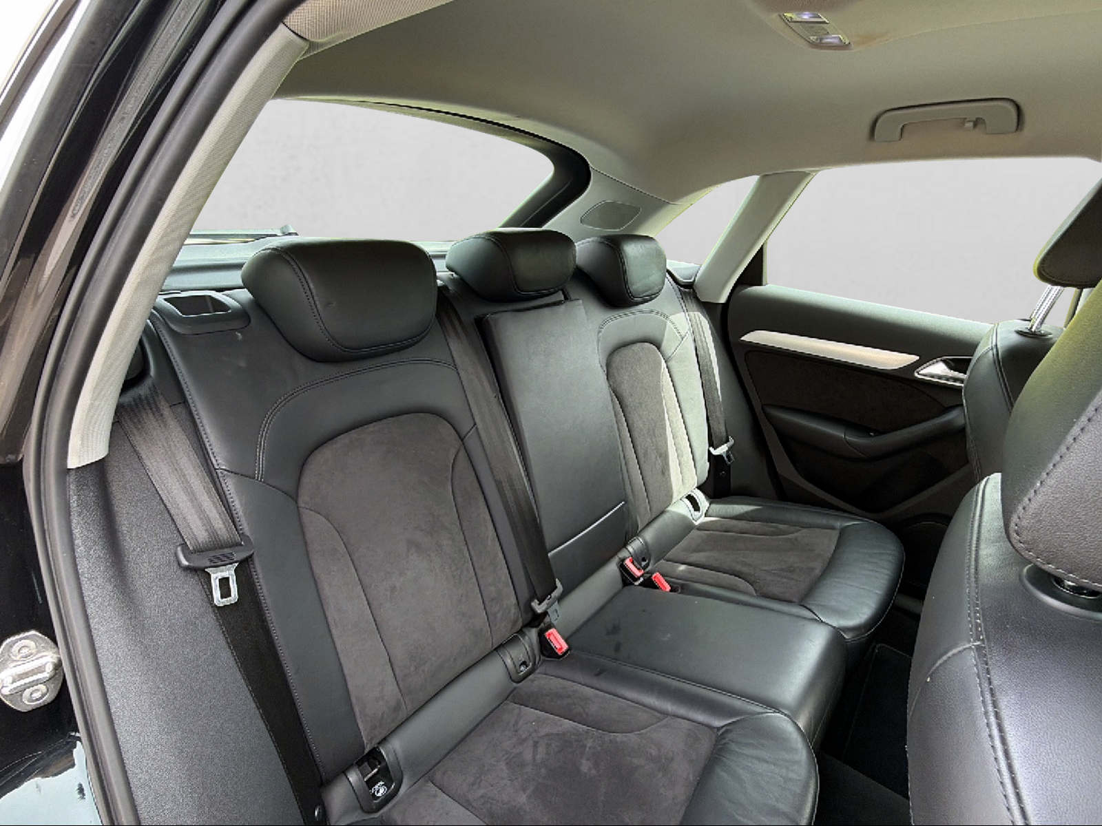 AUDI Q3 2.0 TFSI quattro S-tronic-image-14