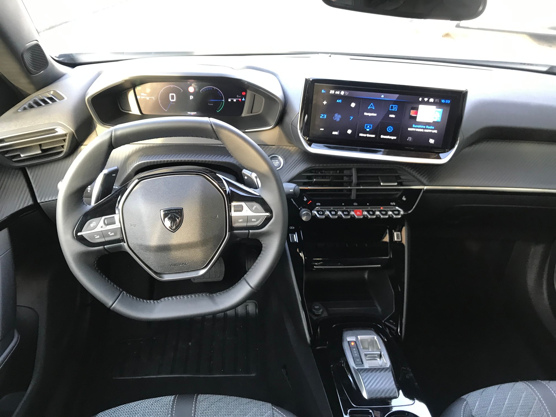 PEUGEOT 2008 1.2 145 MHEV Allure Premium-image-8