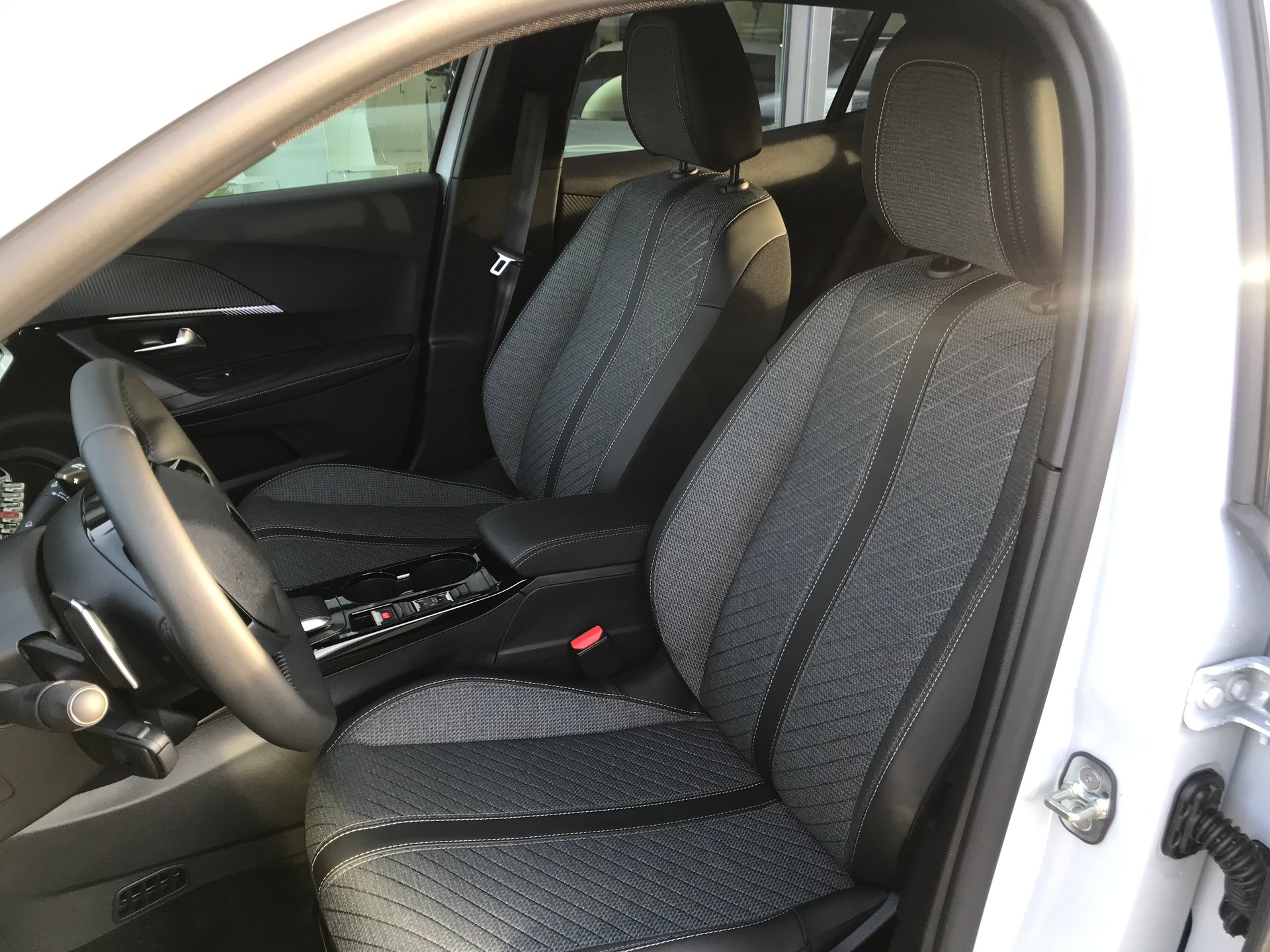 PEUGEOT 2008 1.2 145 MHEV Allure Premium-image-7