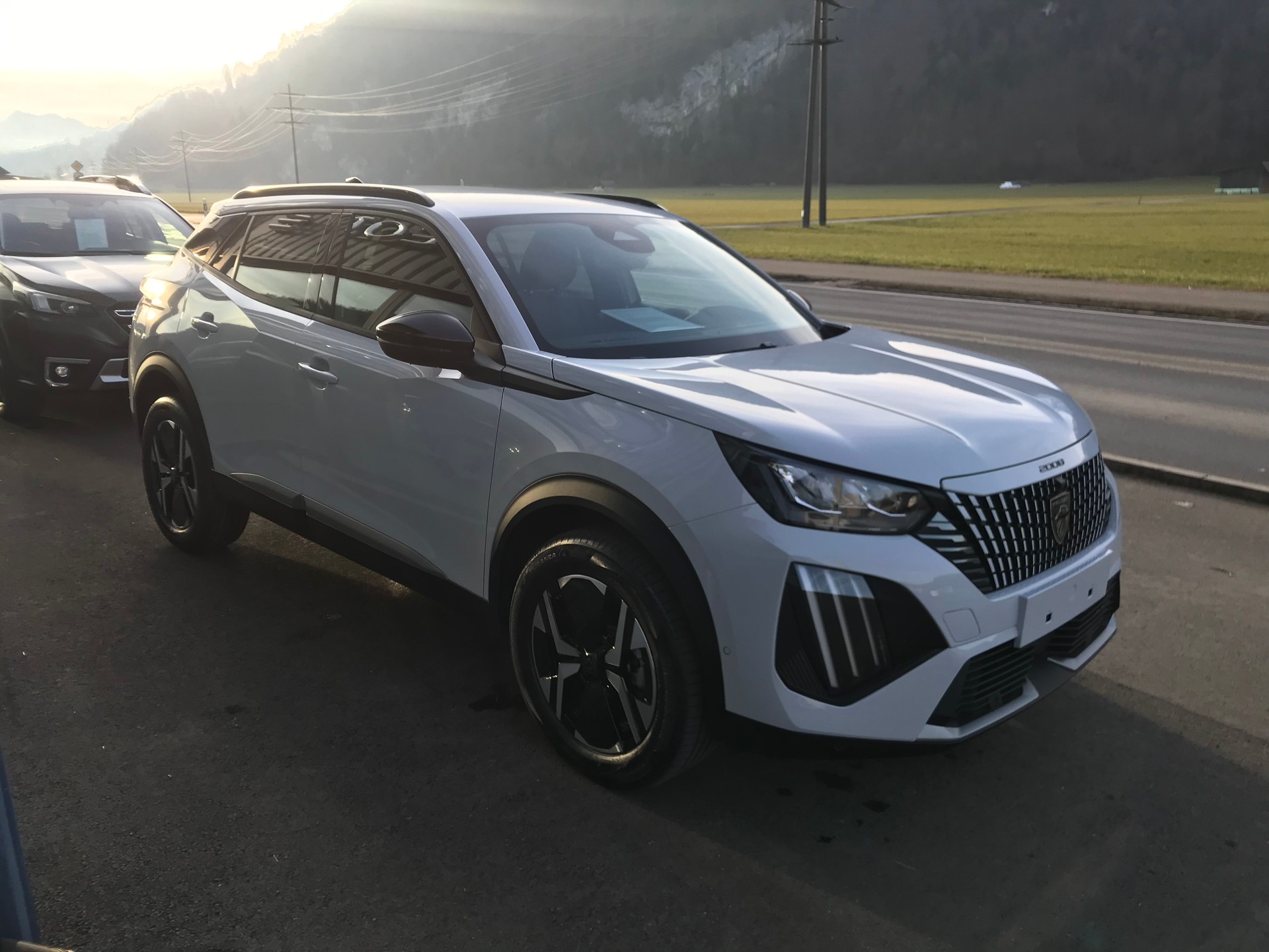 PEUGEOT 2008 1.2 145 MHEV Allure Premium-showroom-element-3