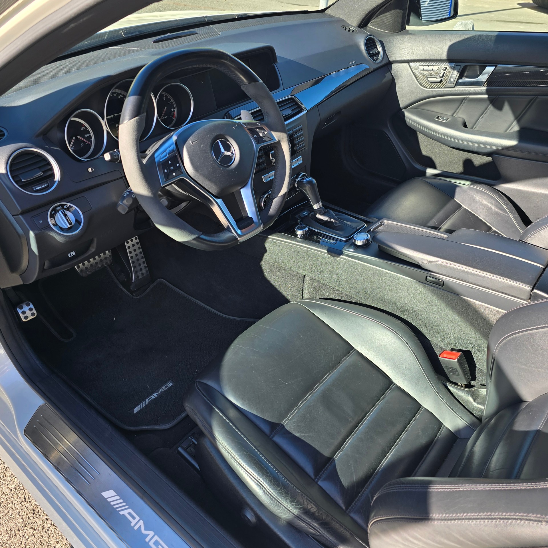 MERCEDES-BENZ C 63 V8 AMG Coupé-image-7