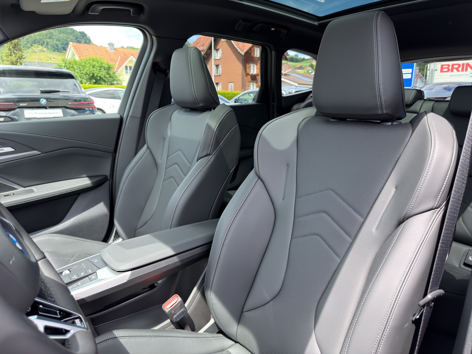 BMW iX1 xDrive 30 M Sport-image-17