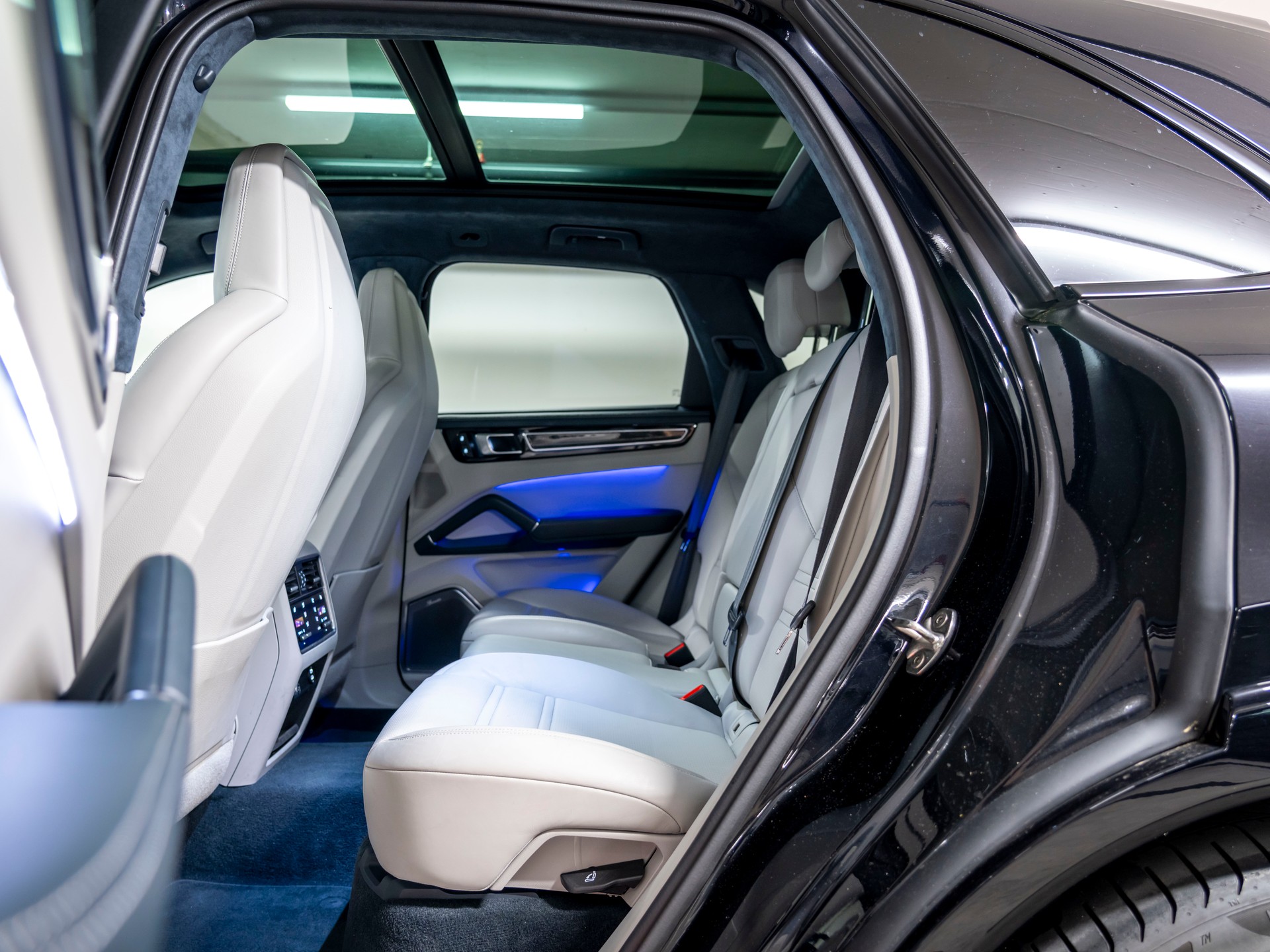 PORSCHE Cayenne E-Hybrid Platinum Edition-image-21