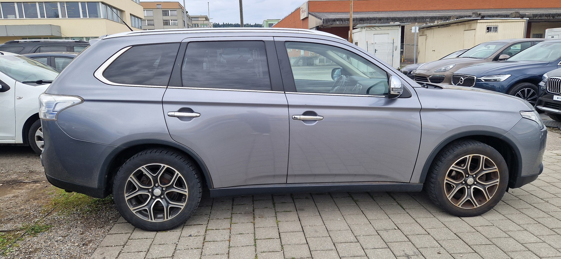 MITSUBISHI Outlander 2.2 DID Navigator Safety 4WD Automatic-image-4