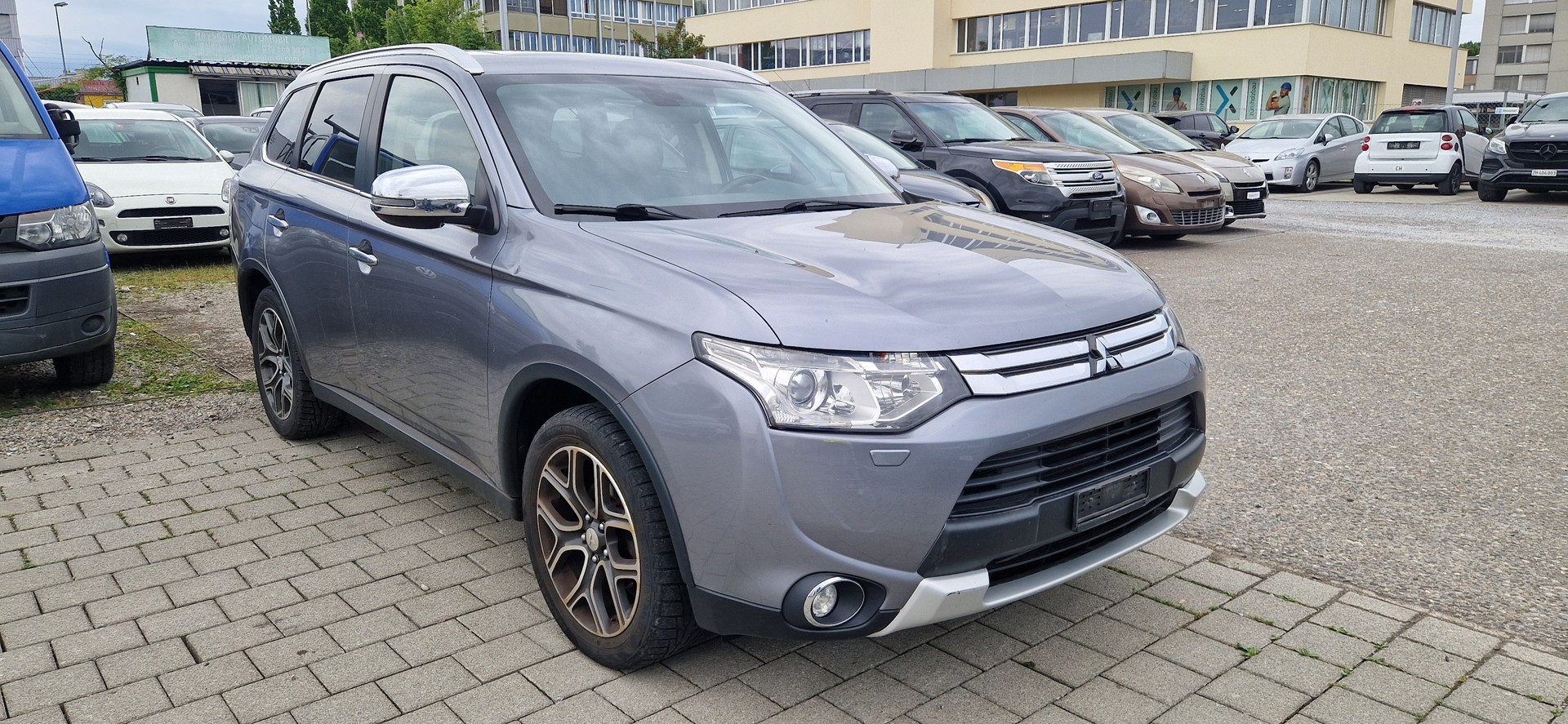 MITSUBISHI Outlander 2.2 DID Navigator Safety 4WD Automatic-image-1