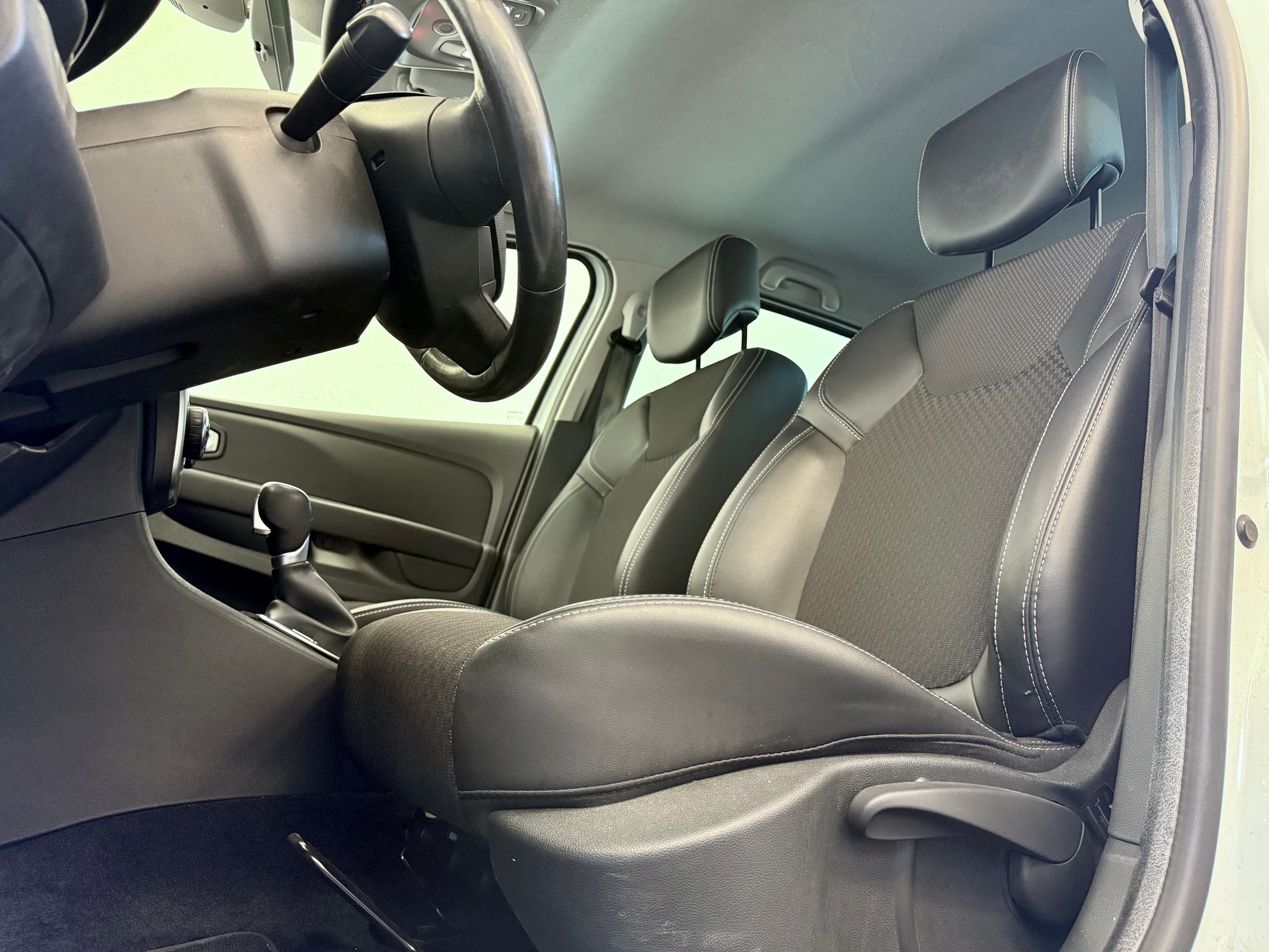 RENAULT Clio 1.2 16V T GT Line EDC-image-16