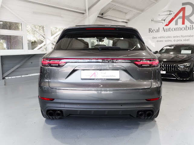 PORSCHE Cayenne-showroom-element-1