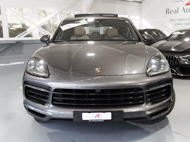 PORSCHE Cayenne-showroom-element-2