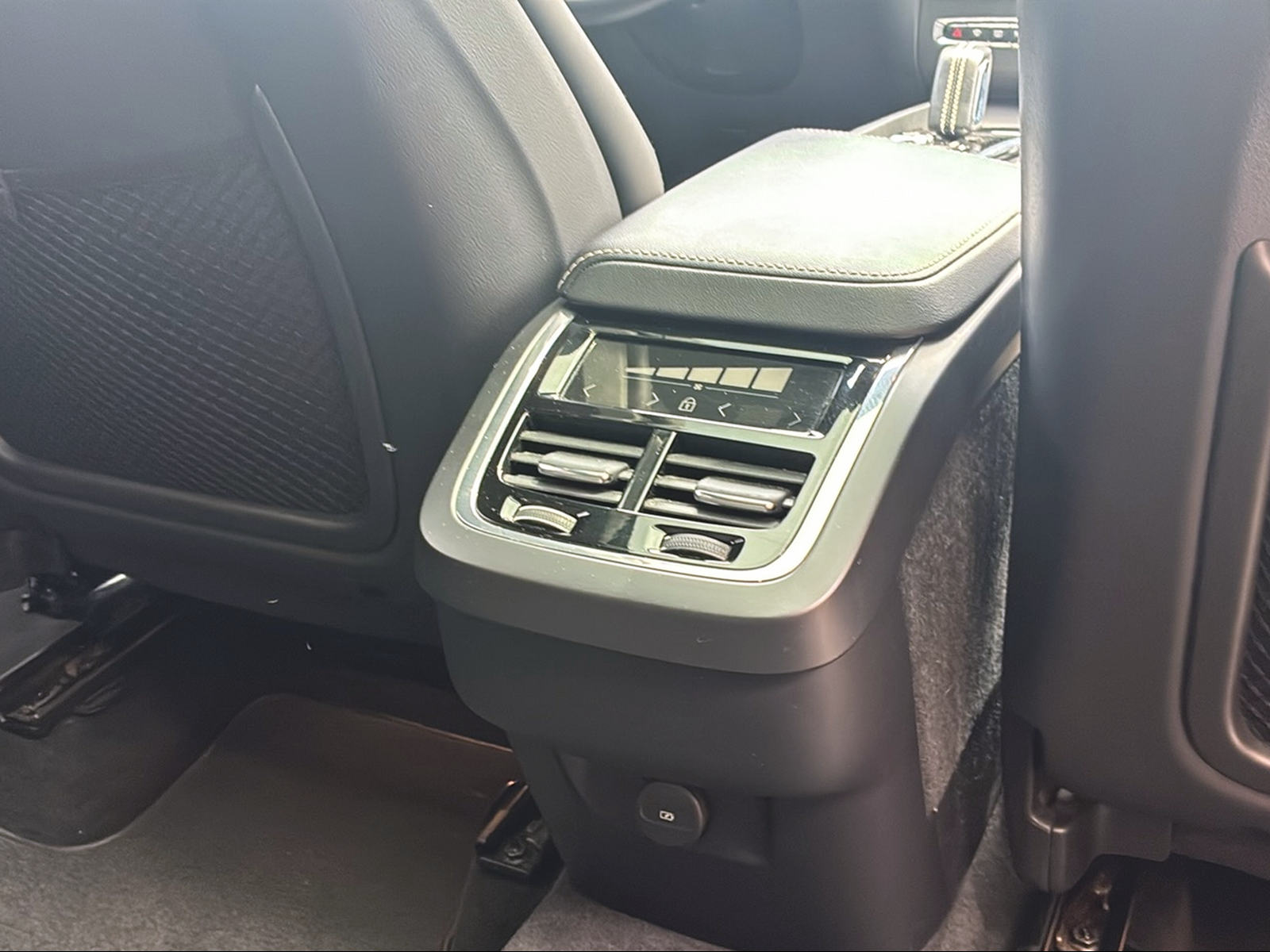 VOLVO XC60 2.0 B5 MH R-Design AWD-image-13