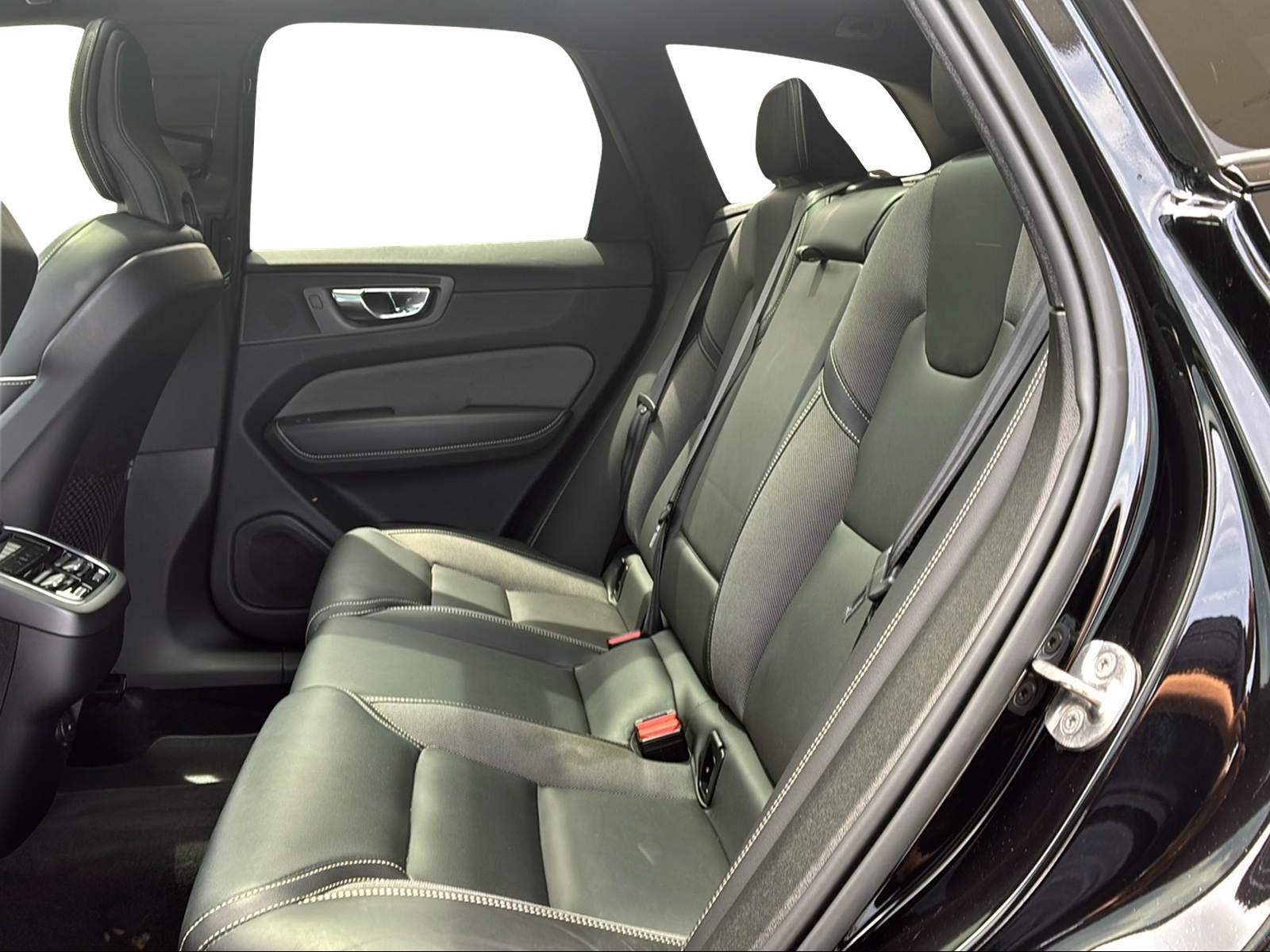 VOLVO XC60 2.0 B5 MH R-Design AWD-image-11