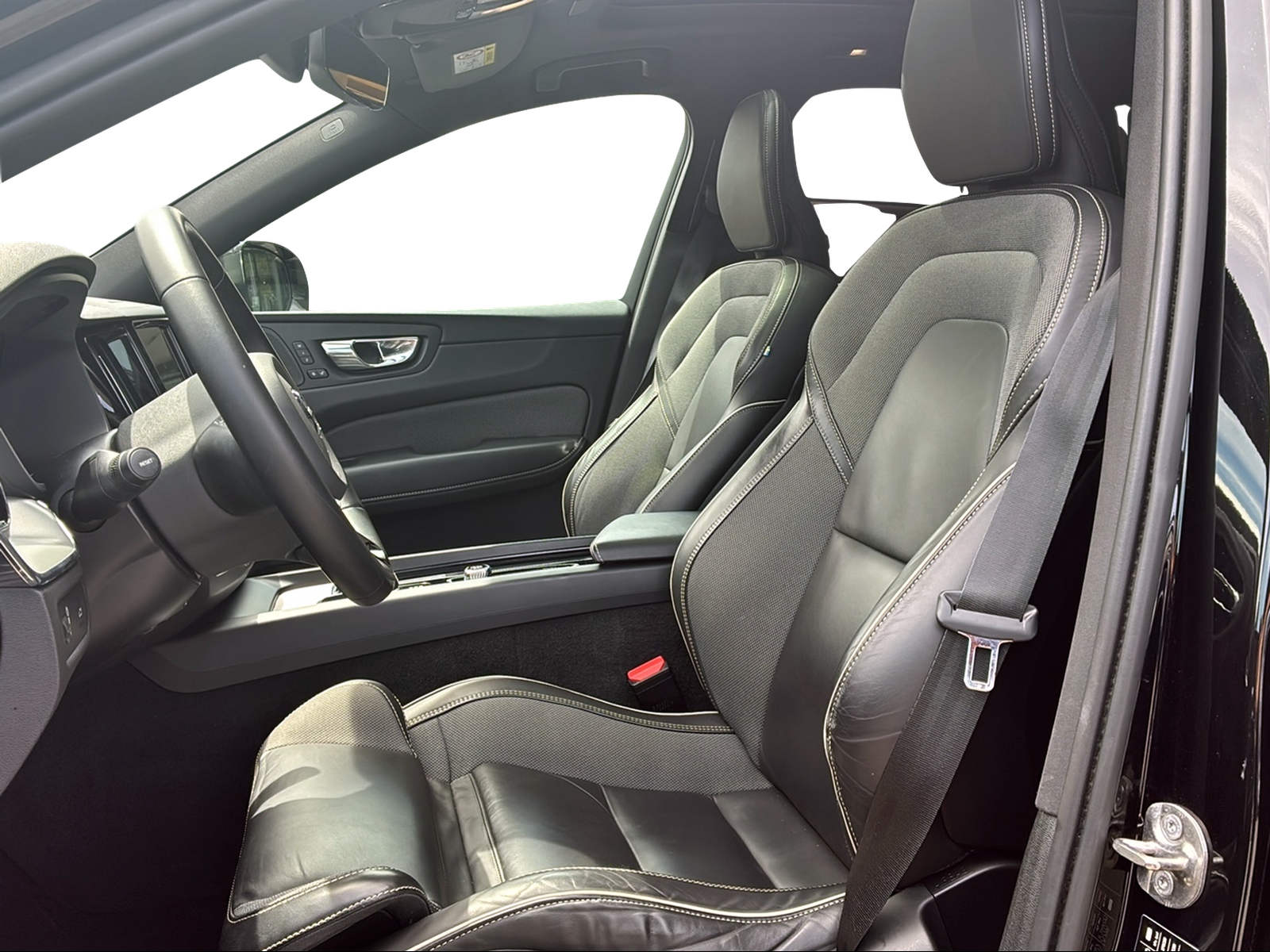VOLVO XC60 2.0 B5 MH R-Design AWD-image-10