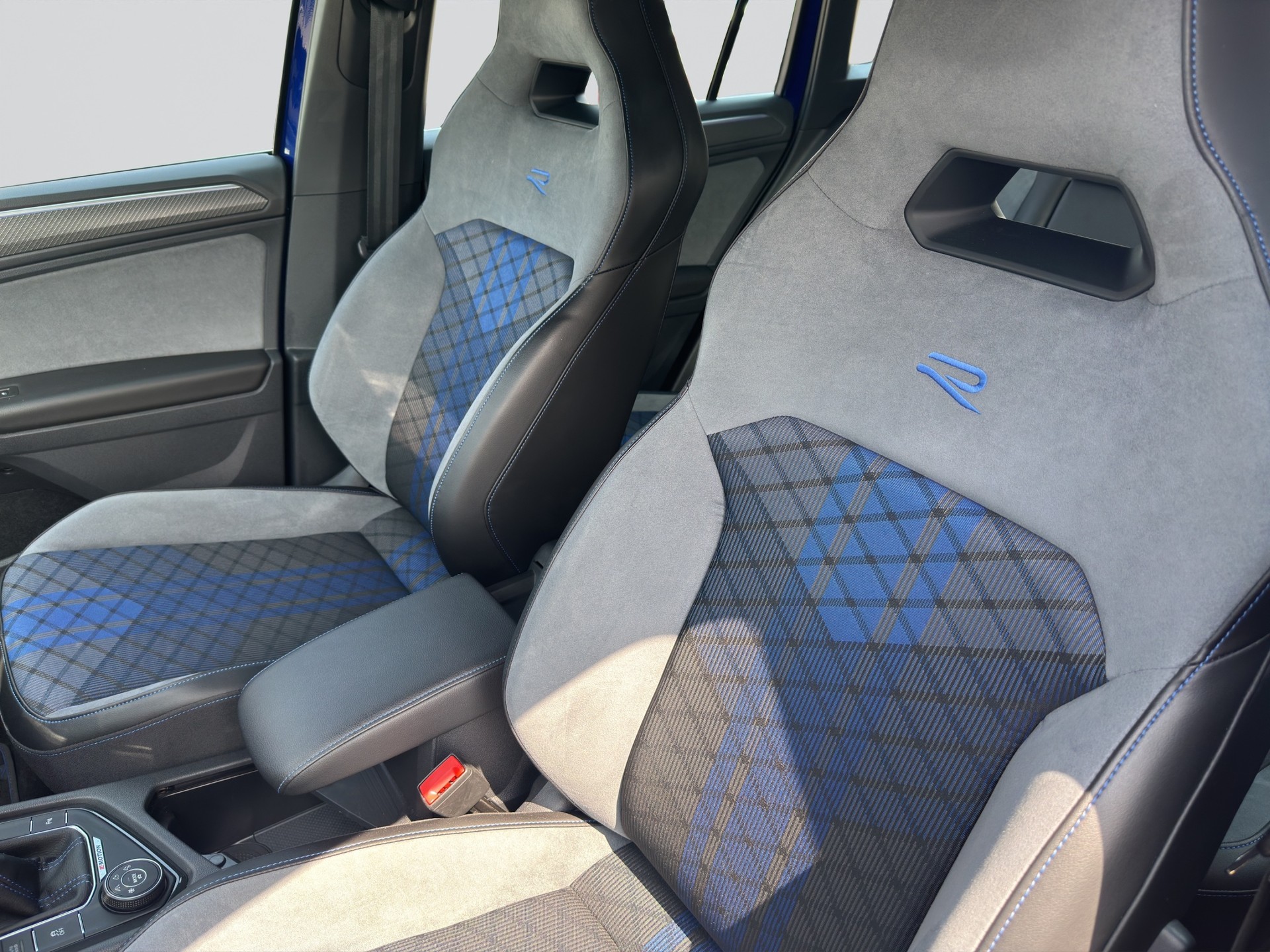 VW Tiguan R 2.0TSI 4Motion DSG-image-6