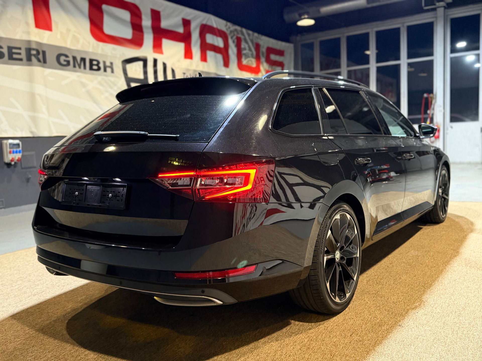 SKODA Superb Combi 2.0 TDi SportLine+ DSG-showroom-element-1