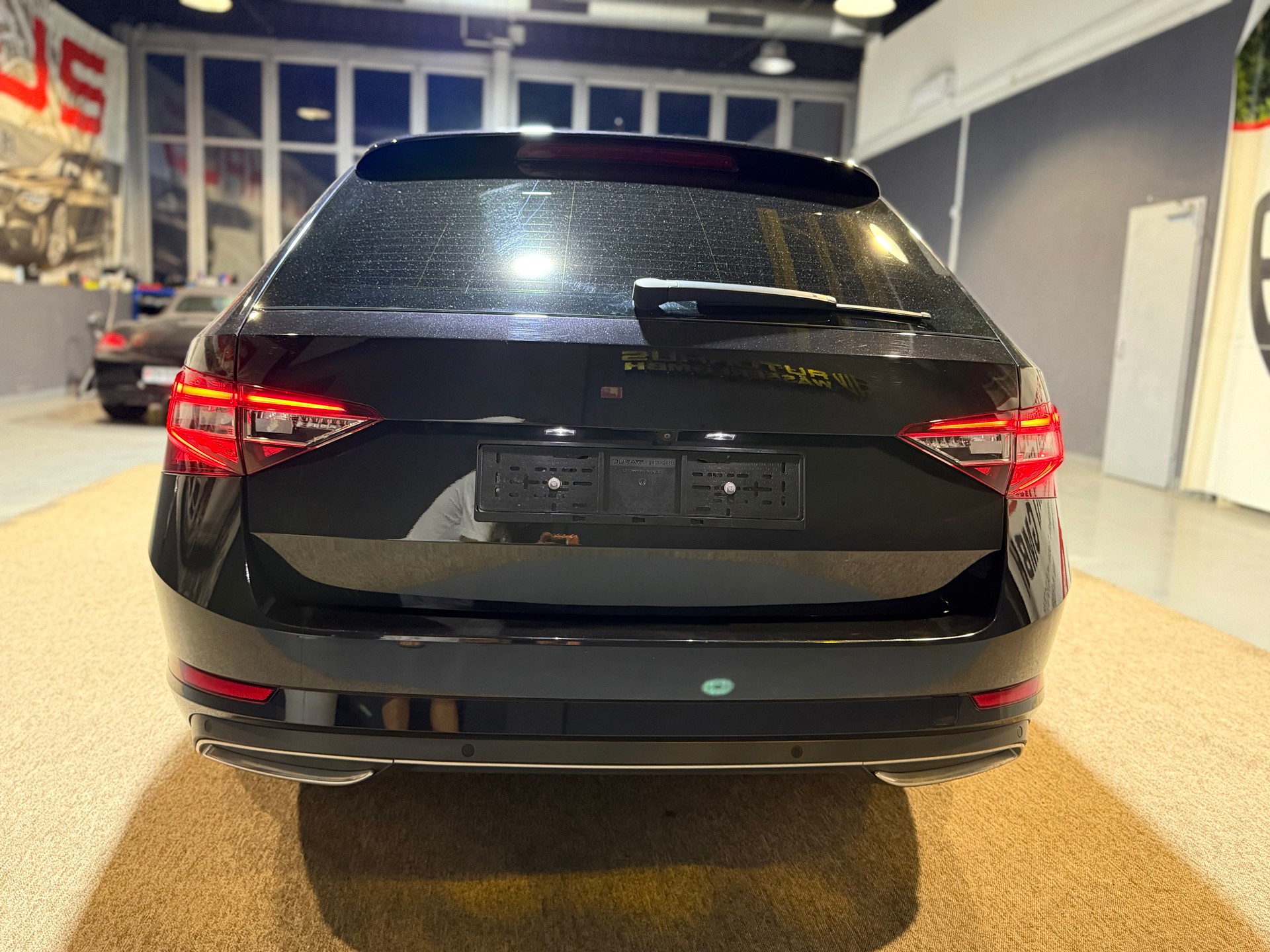 SKODA Superb Combi 2.0 TDi SportLine+ DSG-showroom-element-3