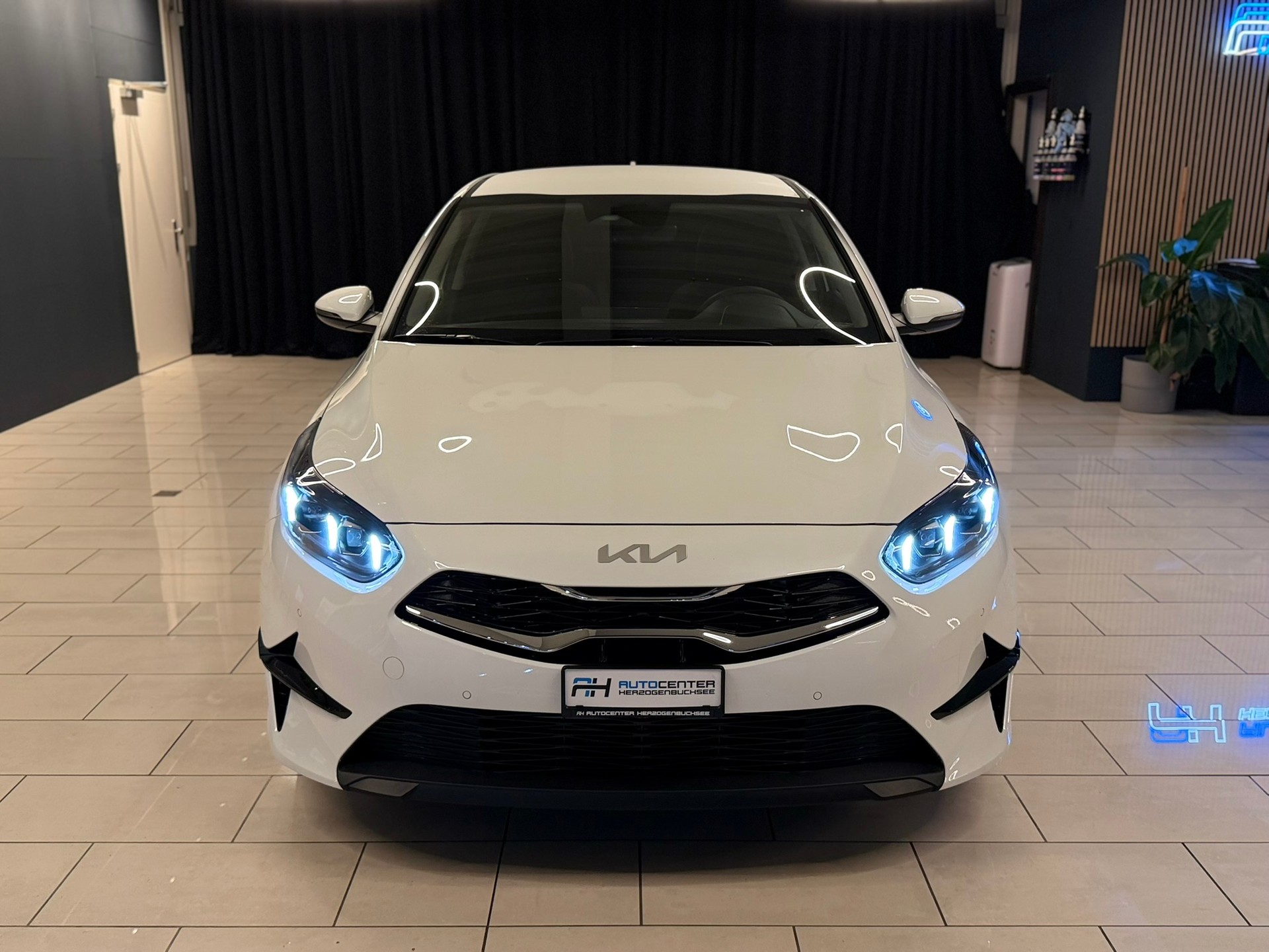 KIA Ceed 1.5 T-GDi Power DCT-showroom-element-1