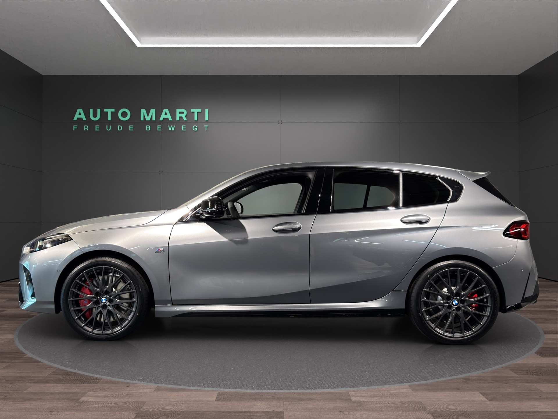 BMW M135i xDrive-showroom-element-1