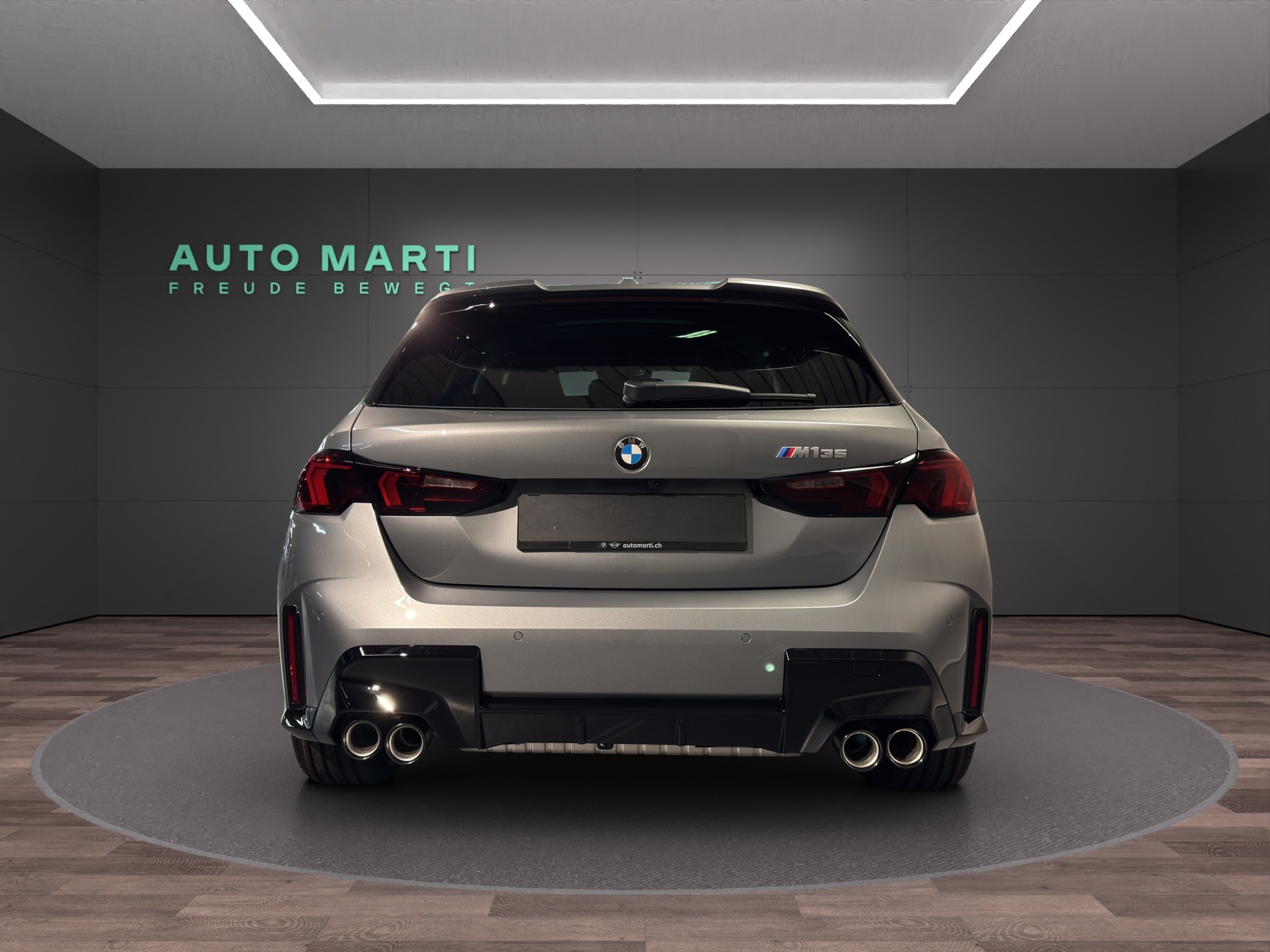 BMW M135i xDrive-showroom-element-2