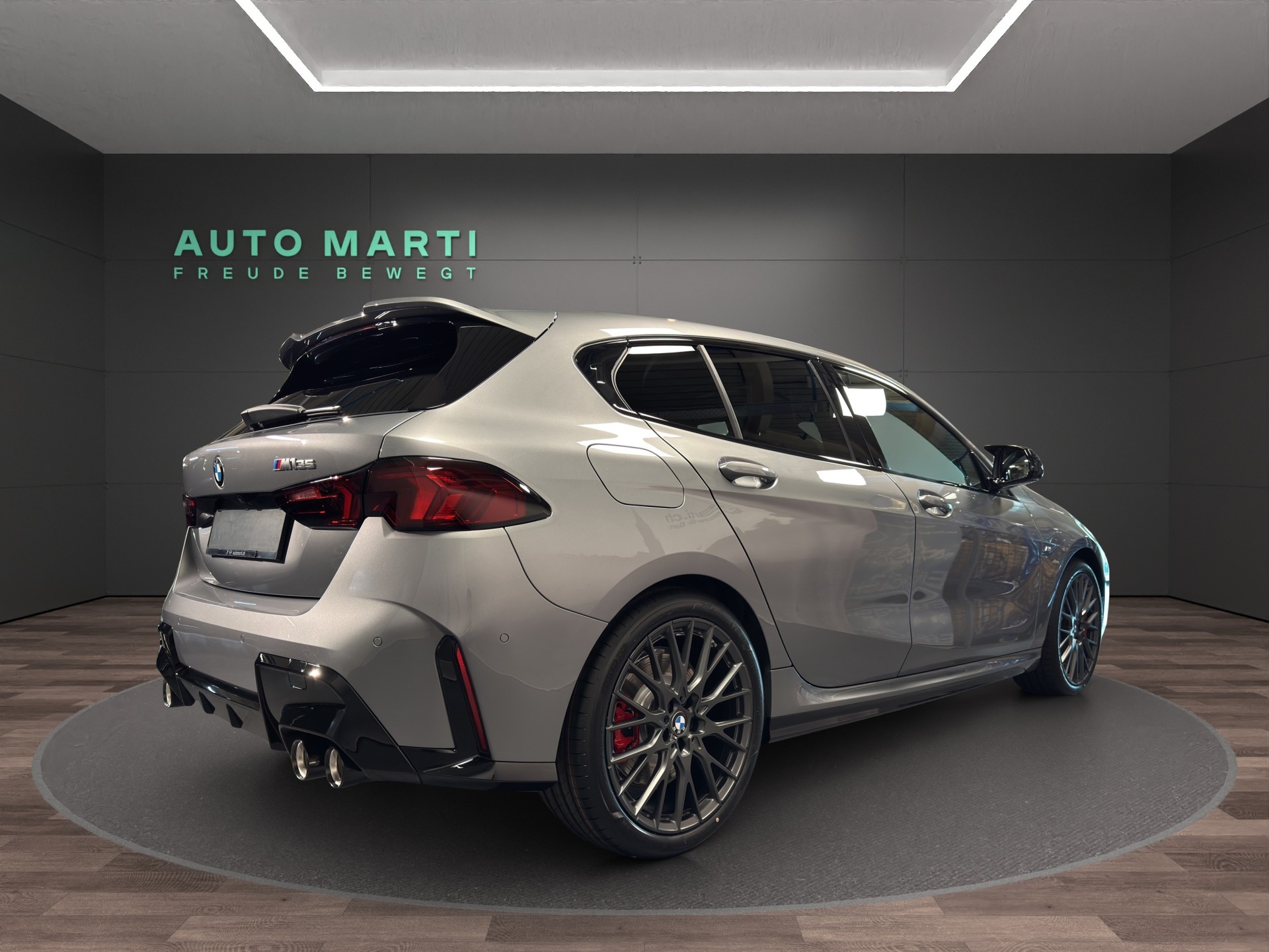 BMW M135i xDrive-showroom-element-3