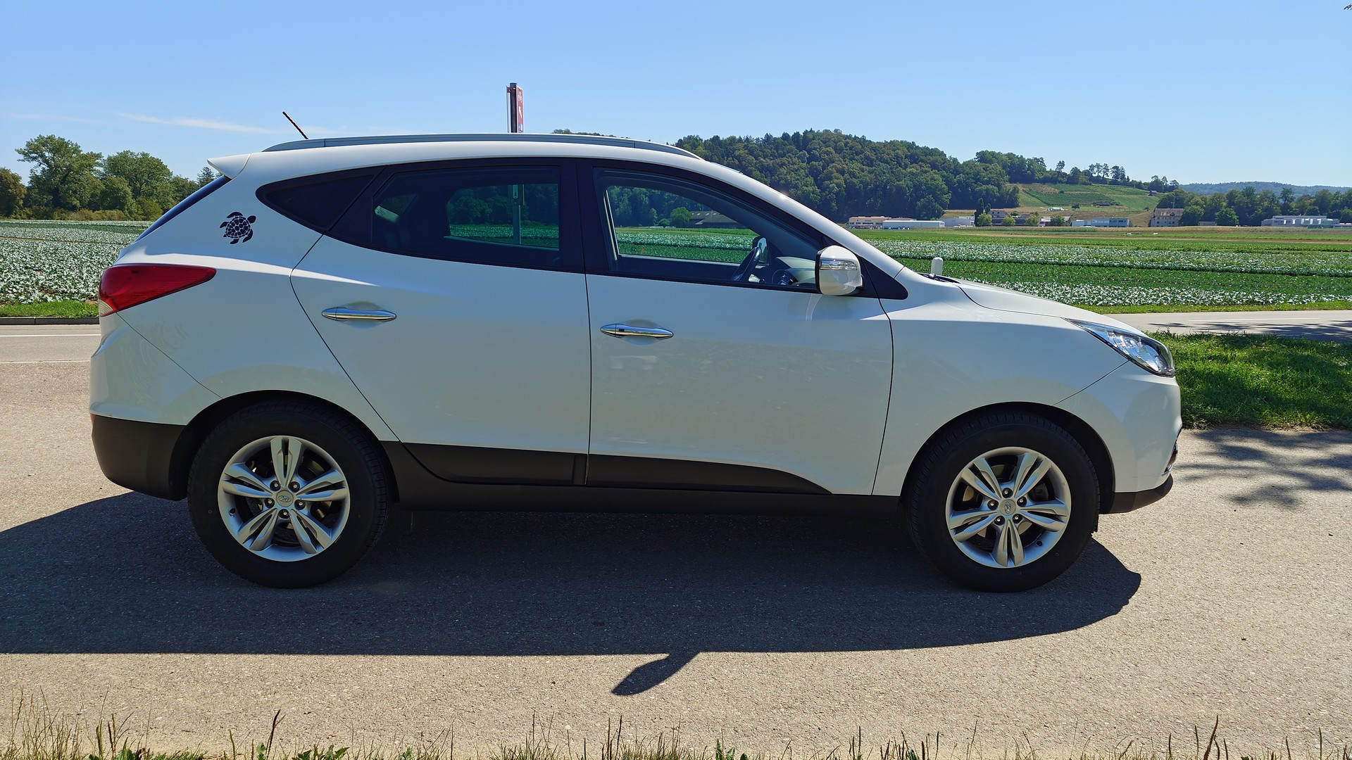 HYUNDAI iX 35 2.0 CRDi Premium 4WD Automatic-image-6