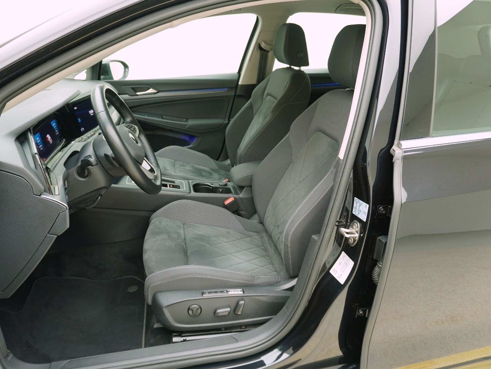 VW Golf 8 1.5 eTSI DSG Style-image-8