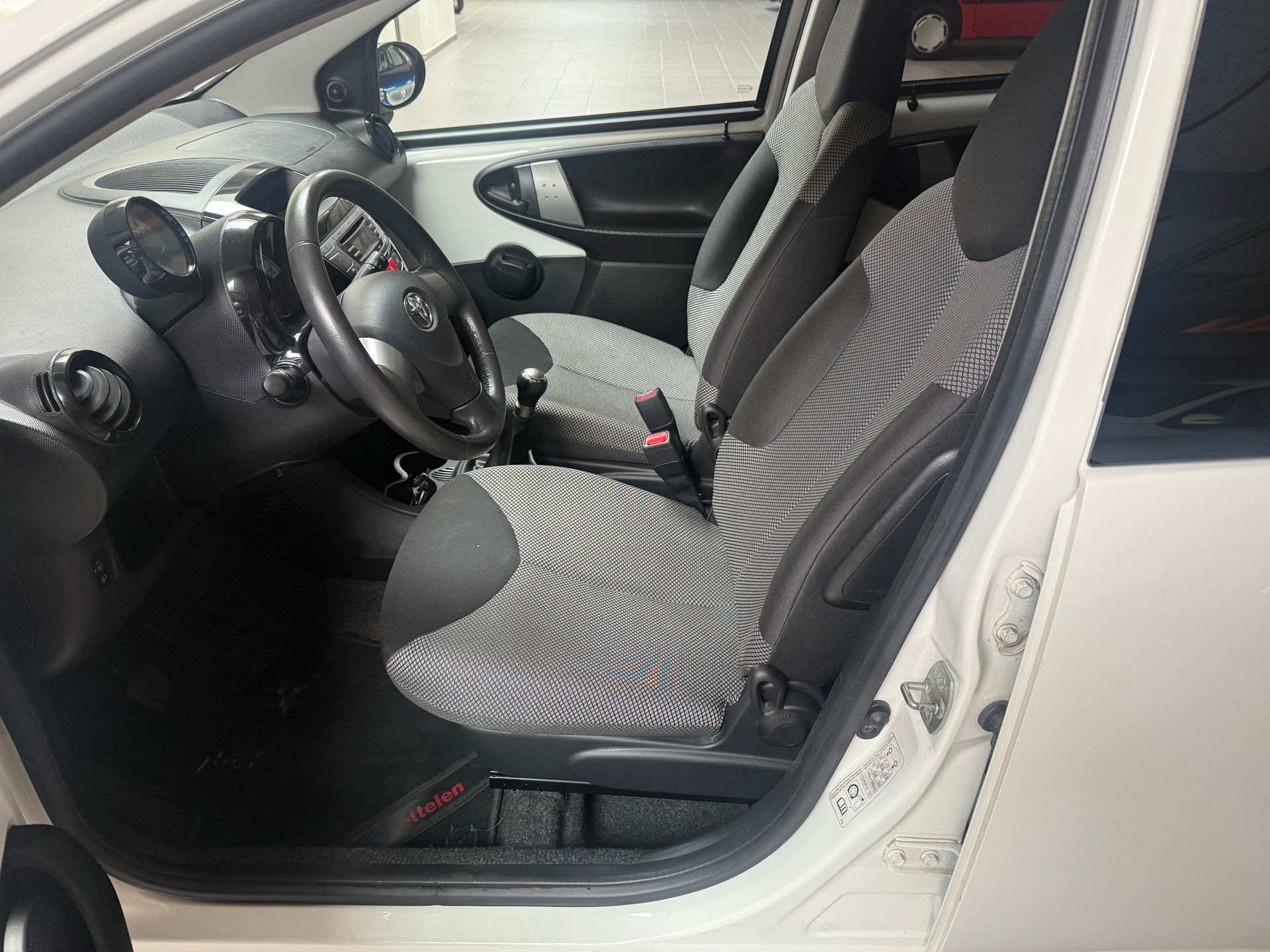 TOYOTA Aygo 1.0 VVT-i Luna-image-12