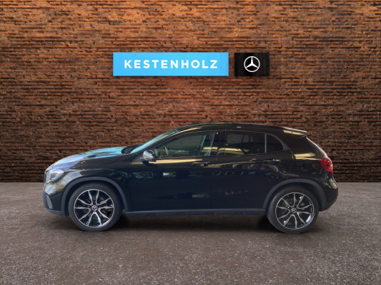 MERCEDES-BENZ GLA 200 Night Star-showroom-element-3